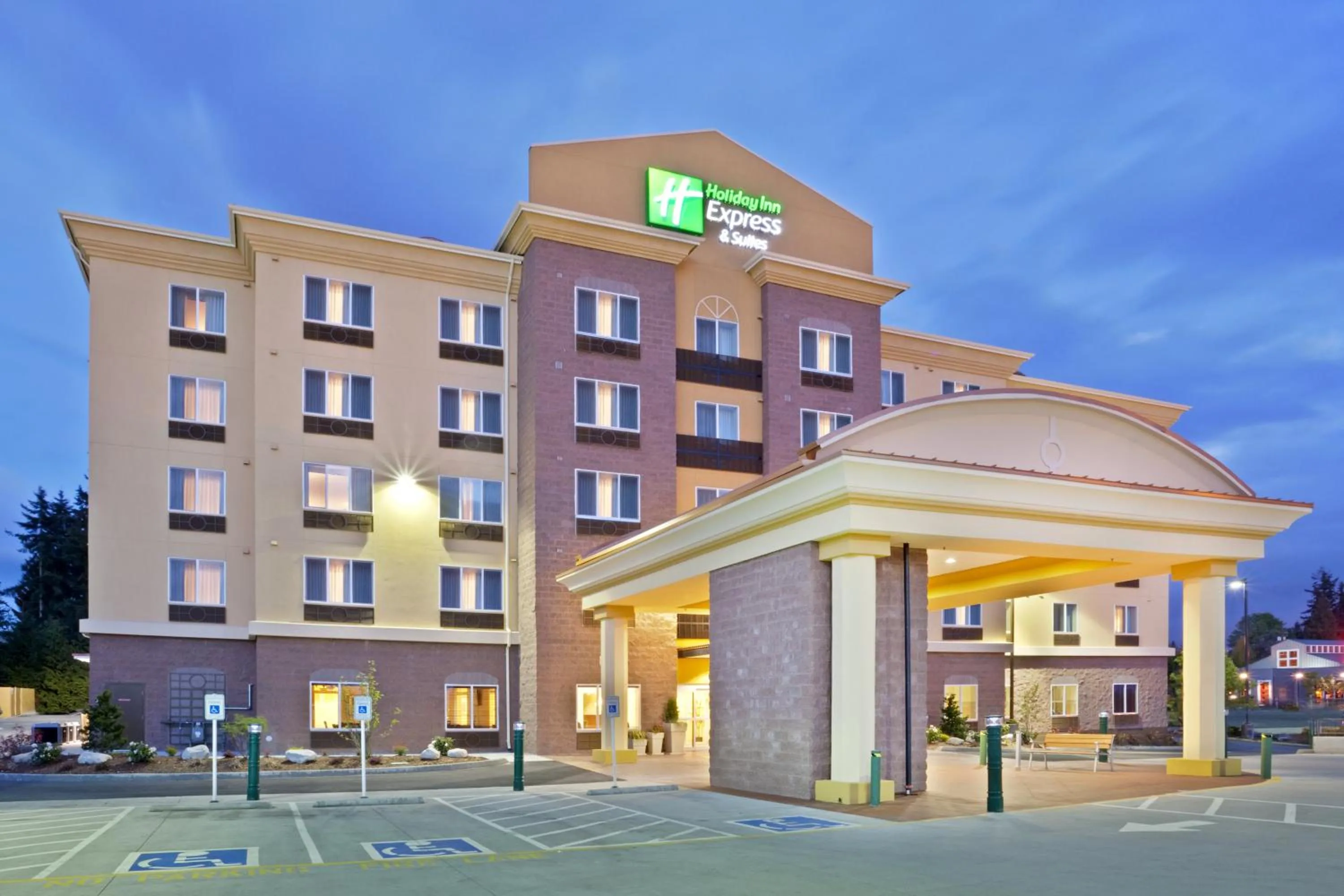Property building in Holiday Inn Express Hotel & Suites Seattle North - Lynnwood by IHG