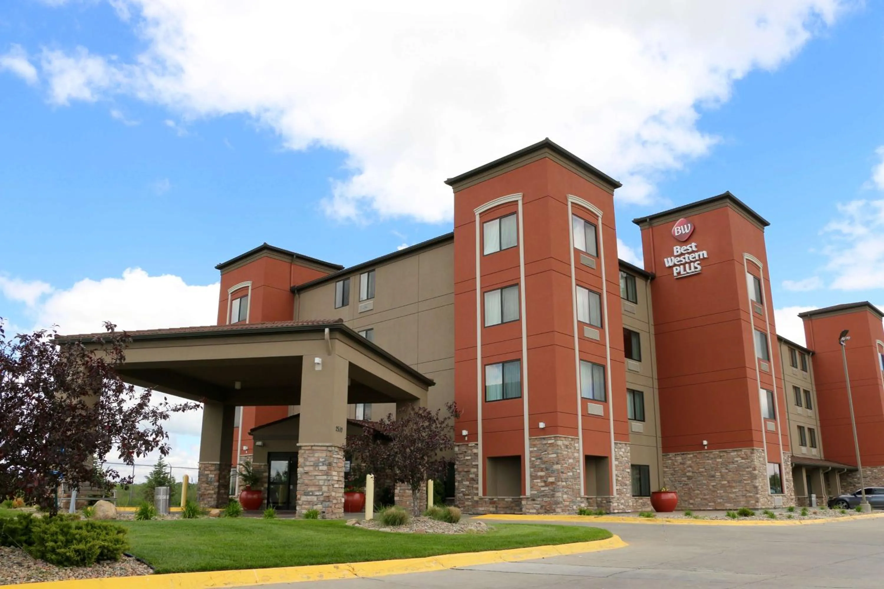 Property building in Best Western Plus Omaha Airport Inn