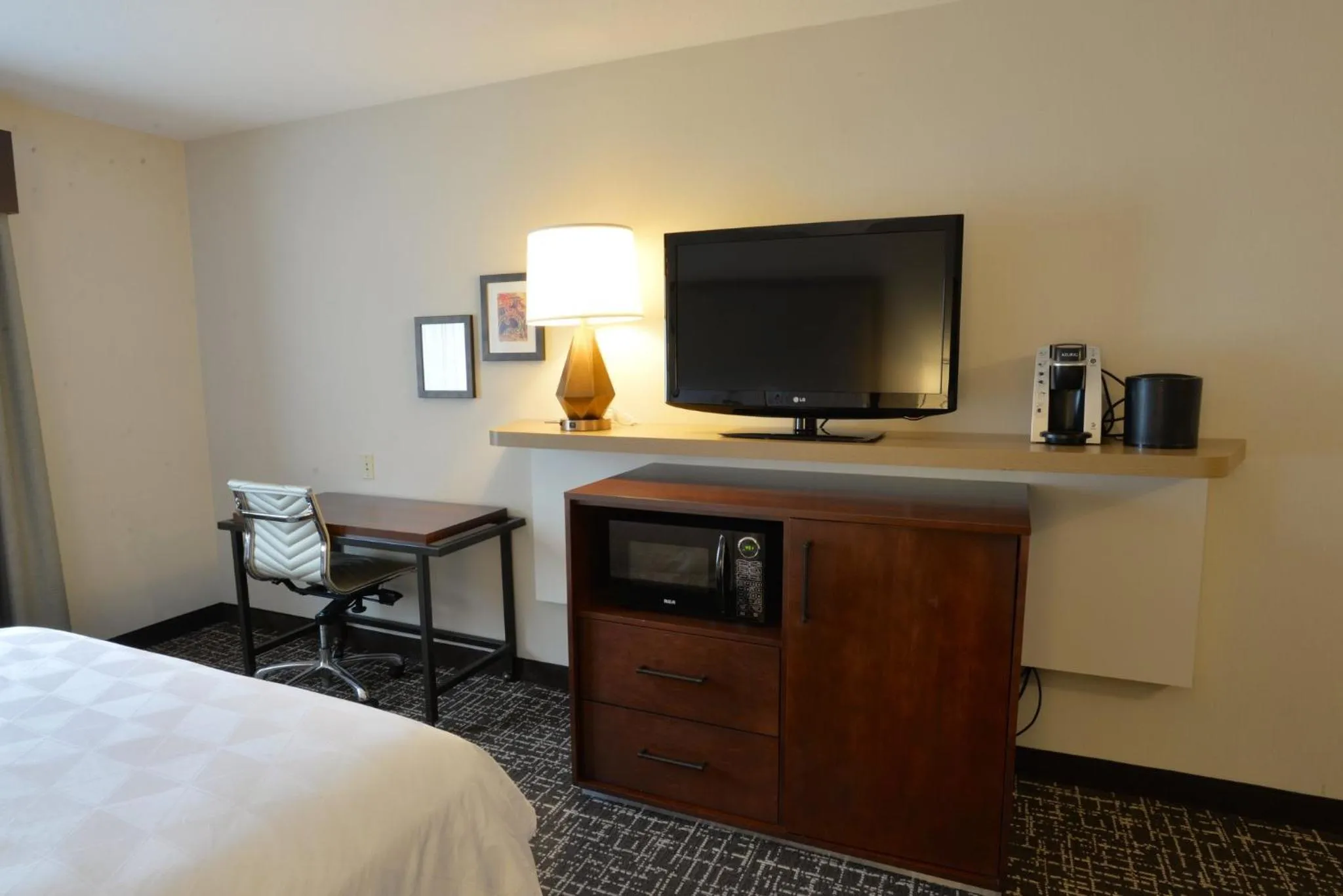 Photo of the whole room, Bed in Holiday Inn Hotel & Suites Minneapolis-Lakeville by IHG