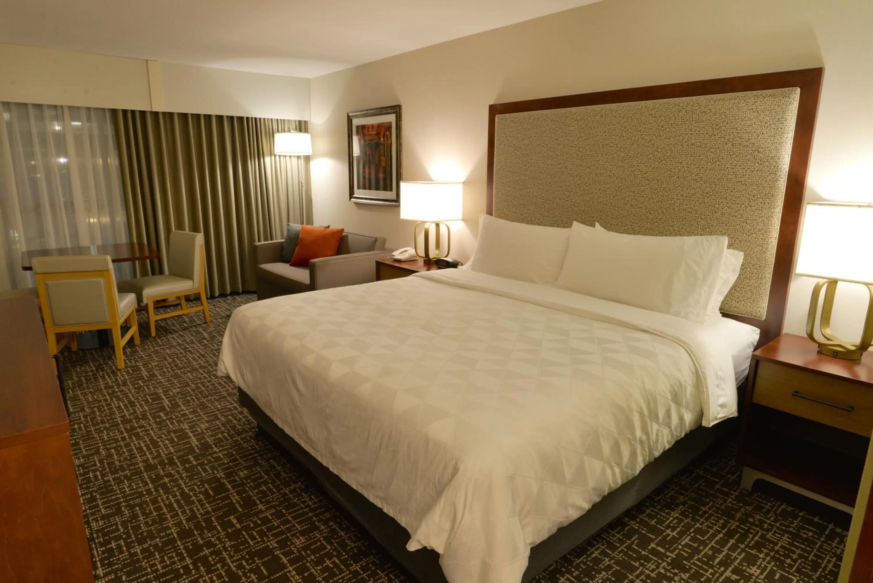 Photo of the whole room, Bed in Holiday Inn Hotel & Suites Minneapolis-Lakeville by IHG