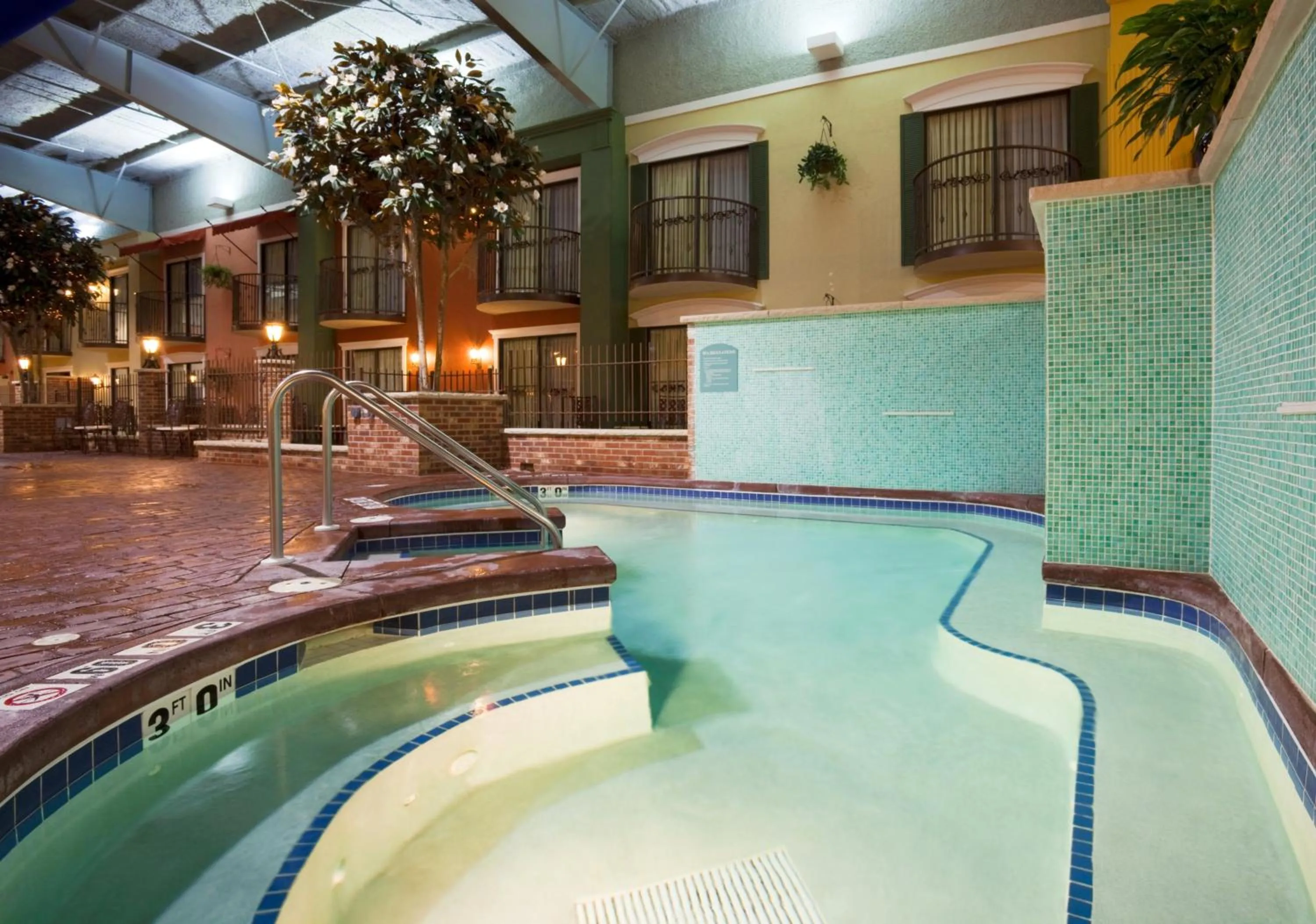 Swimming pool in Holiday Inn Hotel & Suites Minneapolis-Lakeville by IHG