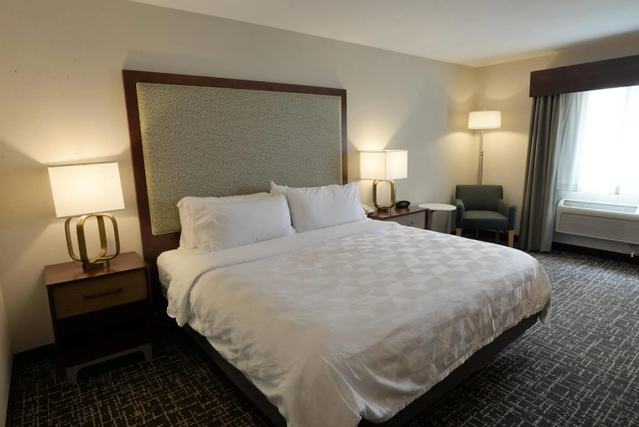 Photo of the whole room, Bed in Holiday Inn Hotel & Suites Minneapolis-Lakeville by IHG