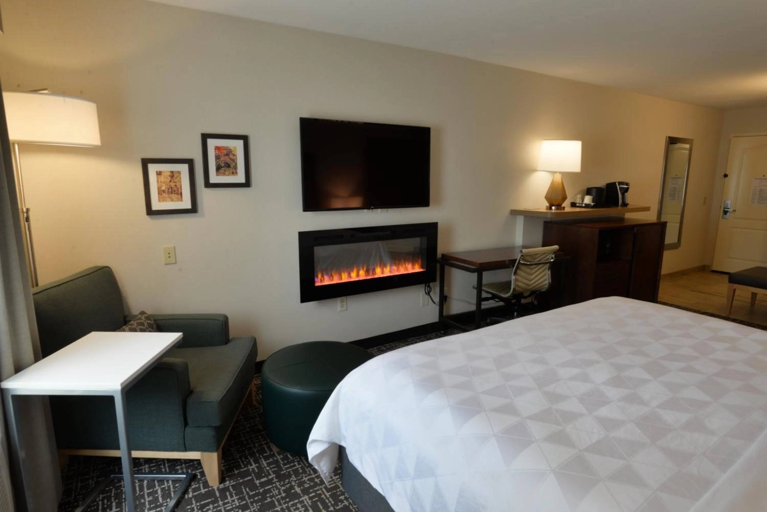 Photo of the whole room, Bed in Holiday Inn Hotel & Suites Minneapolis-Lakeville by IHG