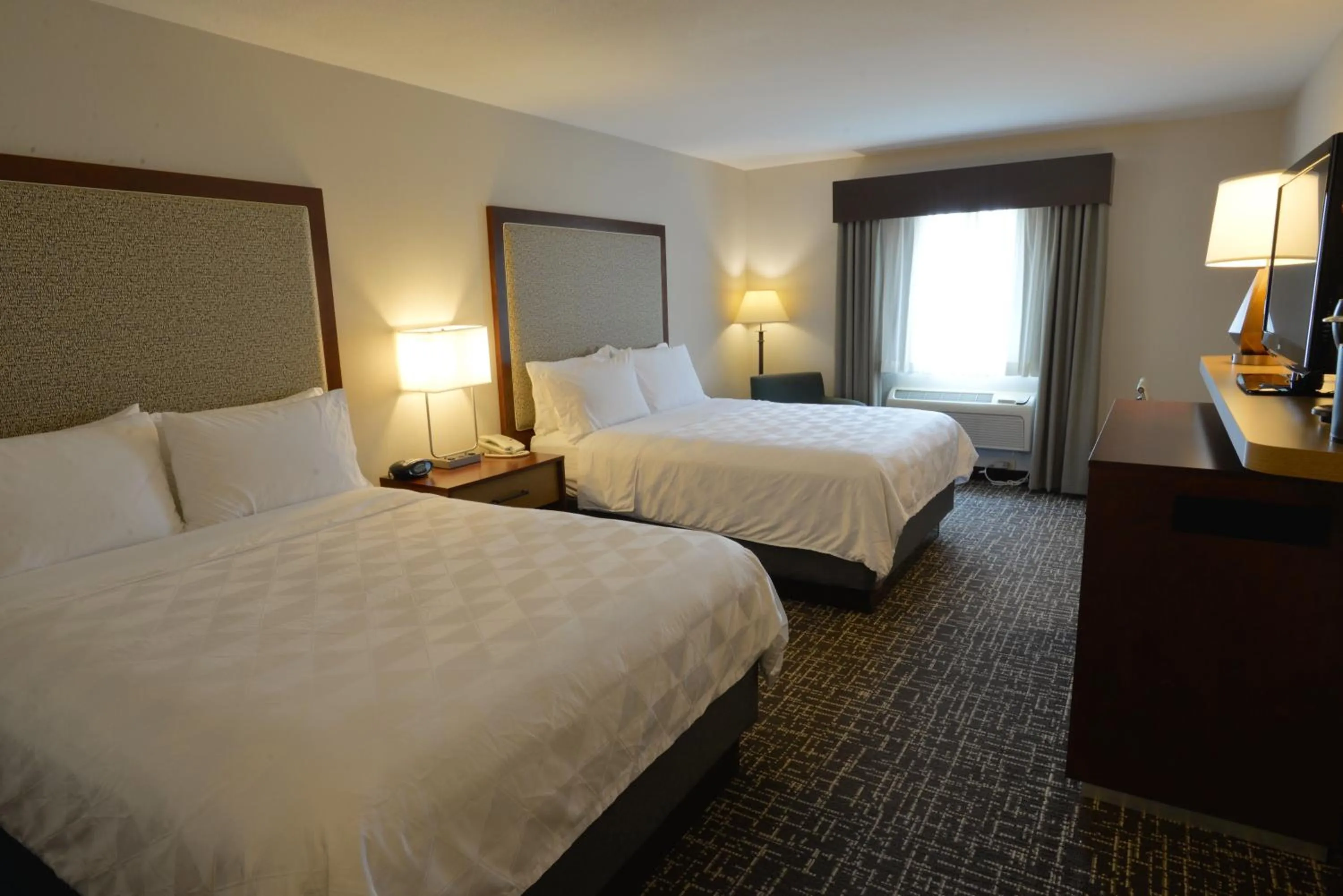 Photo of the whole room, Bed in Holiday Inn Hotel & Suites Minneapolis-Lakeville by IHG