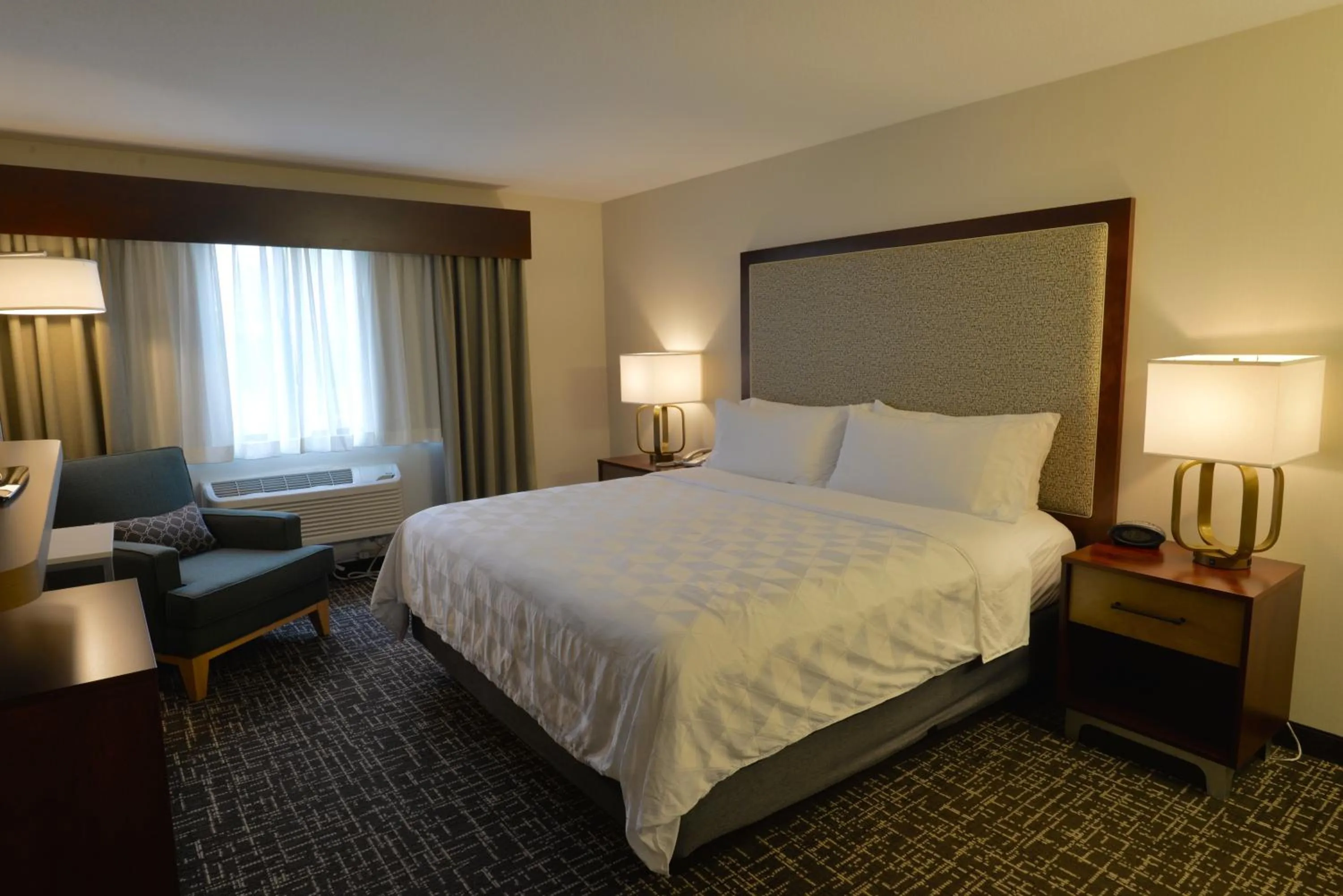Photo of the whole room, Bed in Holiday Inn Hotel & Suites Minneapolis-Lakeville by IHG