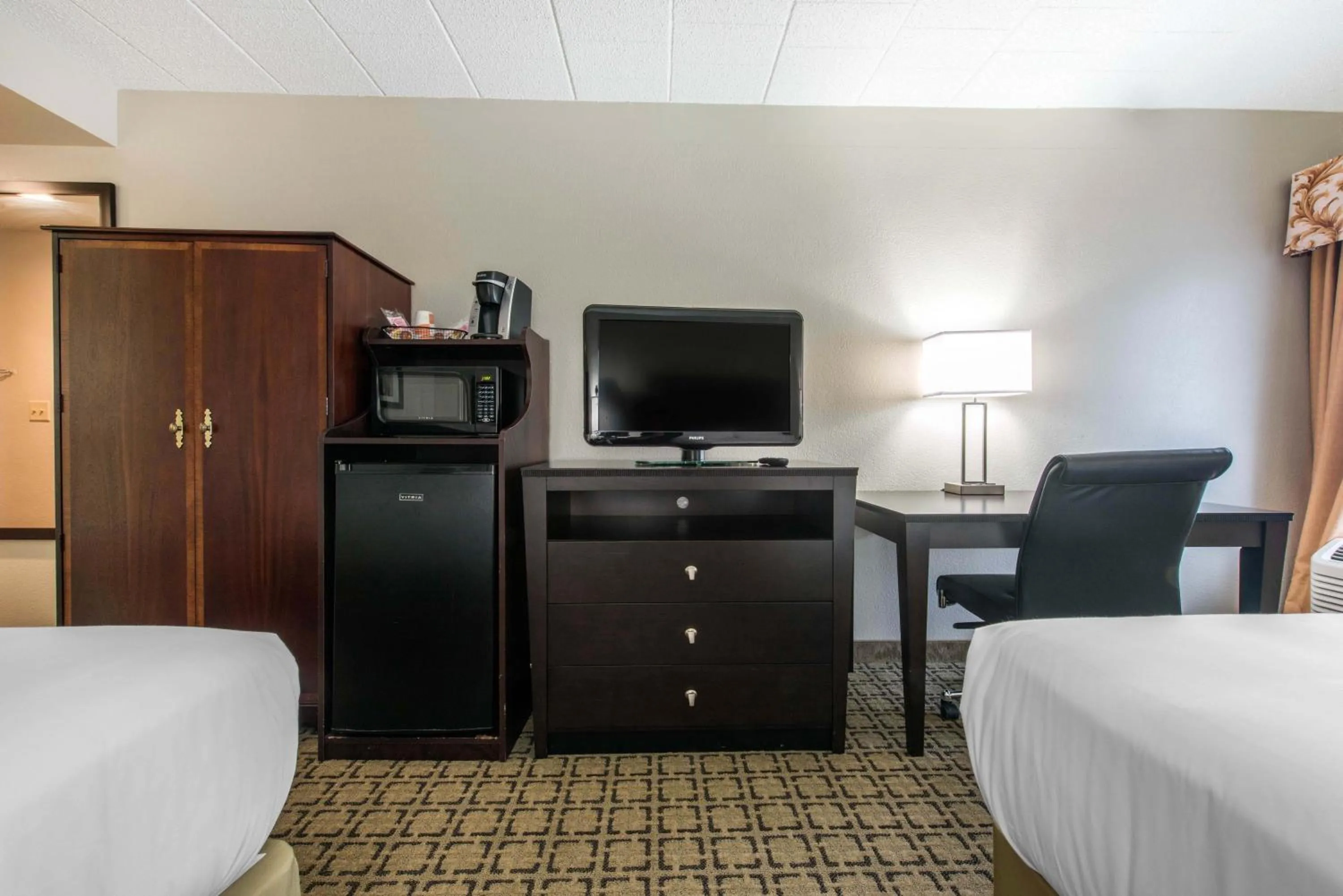 TV and multimedia, Bed in Clarion Inn Cranberry Township