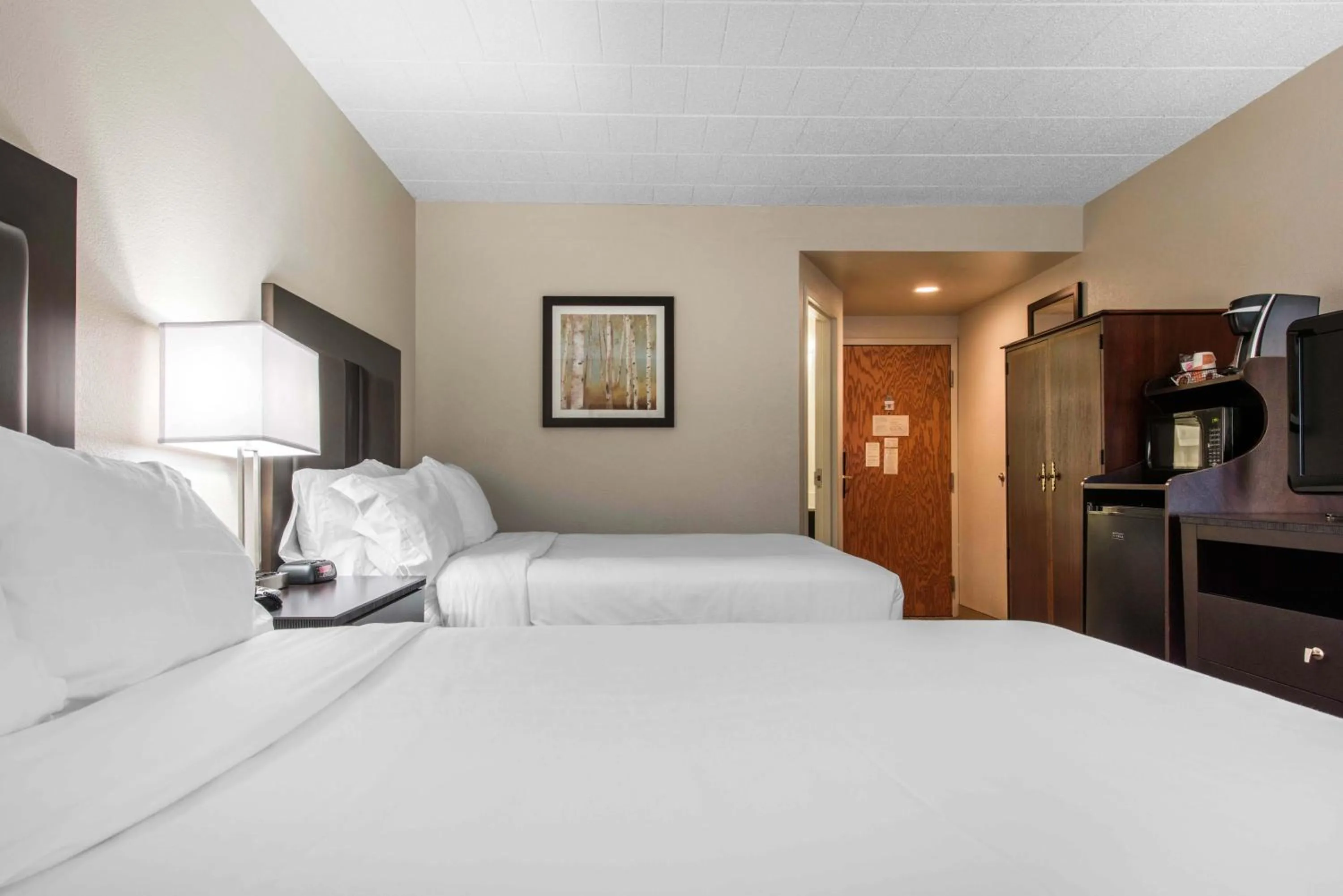 Bed in Clarion Inn Cranberry Township