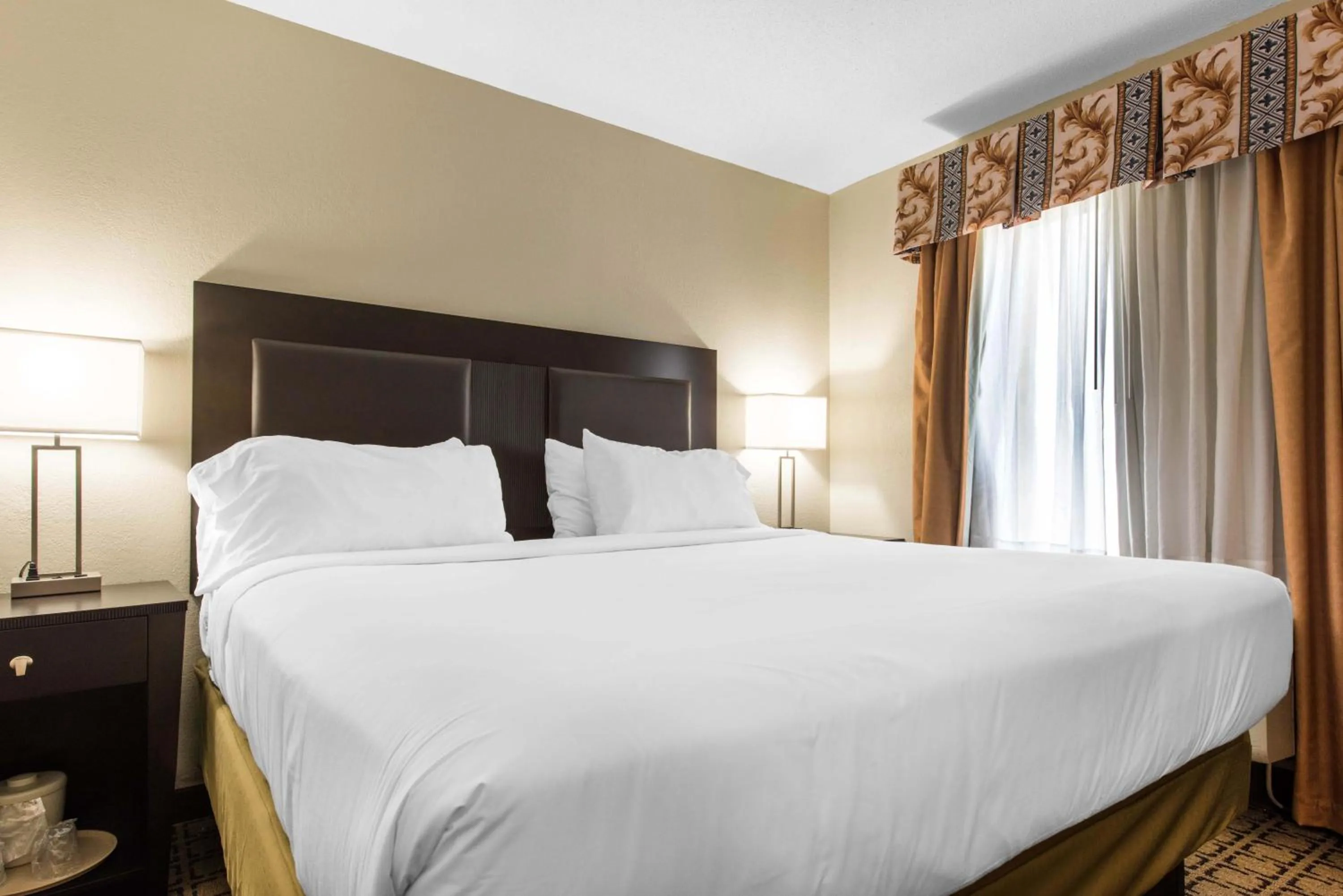 Bed in Clarion Inn Cranberry Township