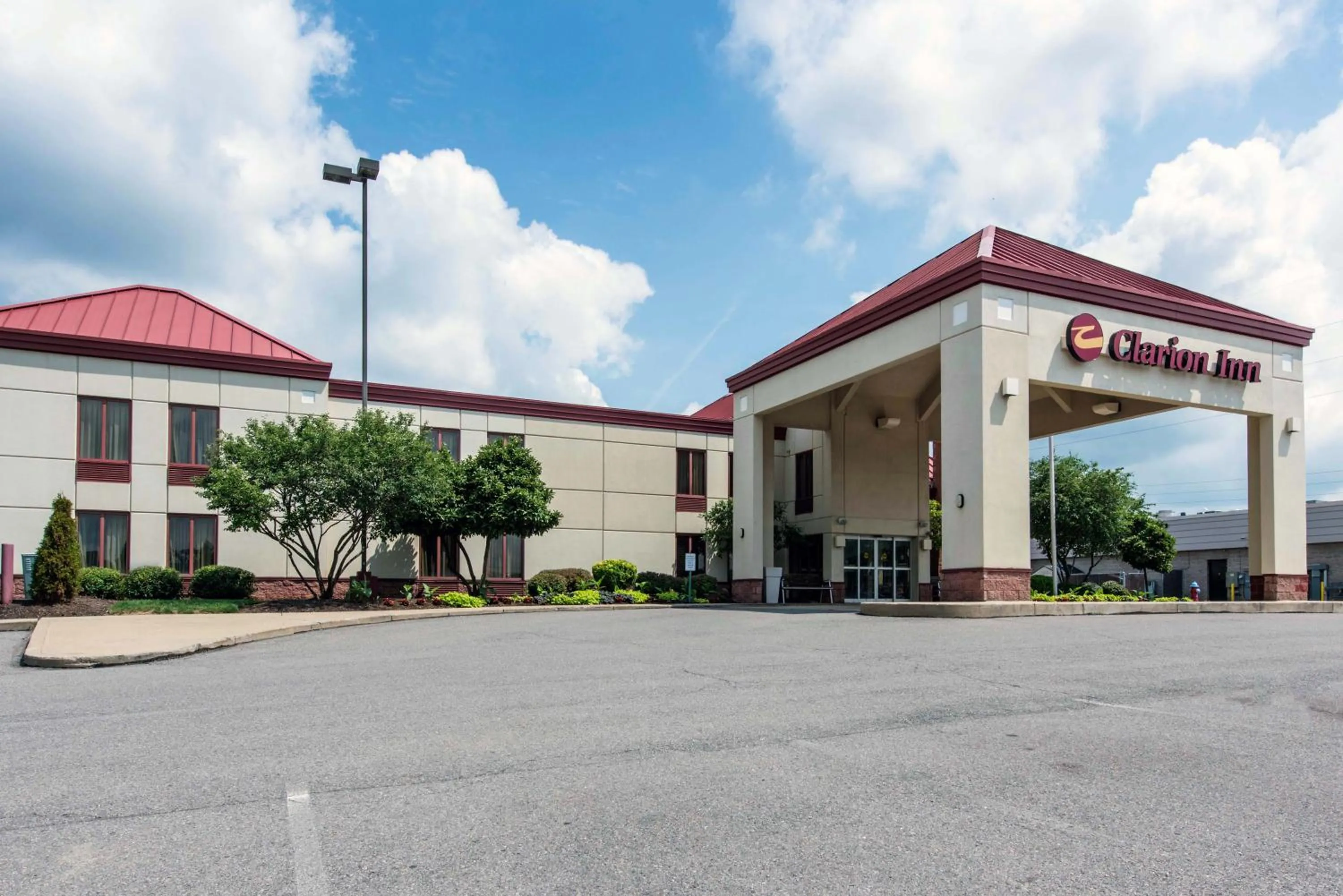 Property building in Clarion Inn Cranberry Township