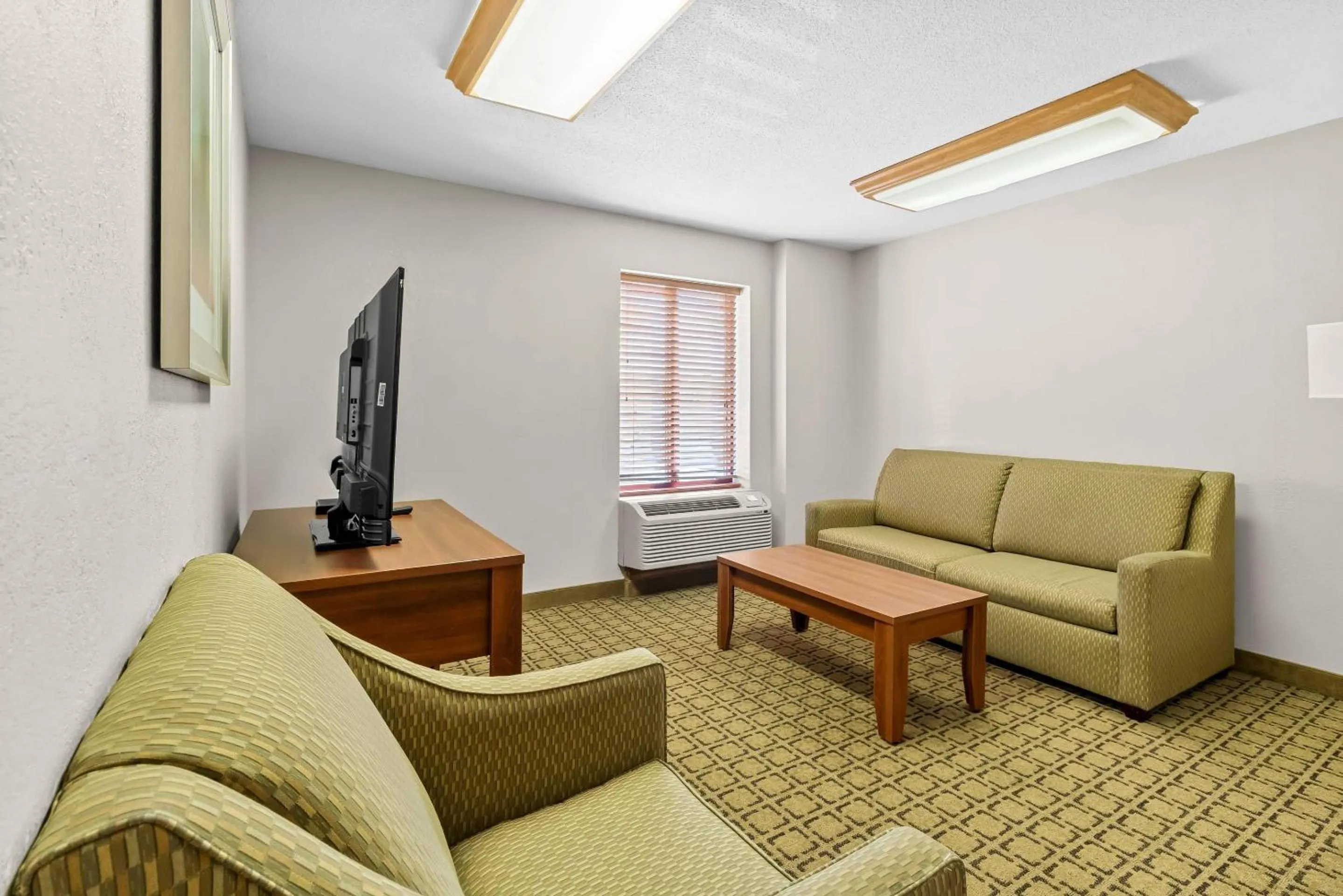 Bedroom in Clarion Inn Cranberry Township