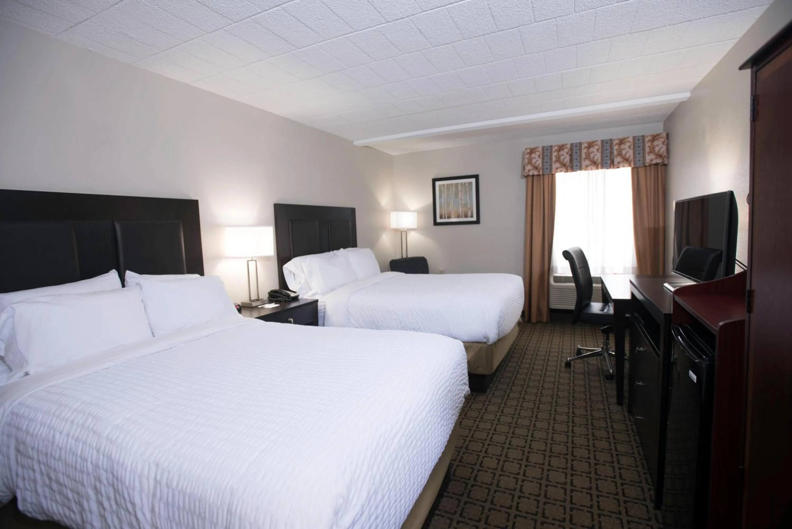 Bed in Clarion Inn Cranberry Township