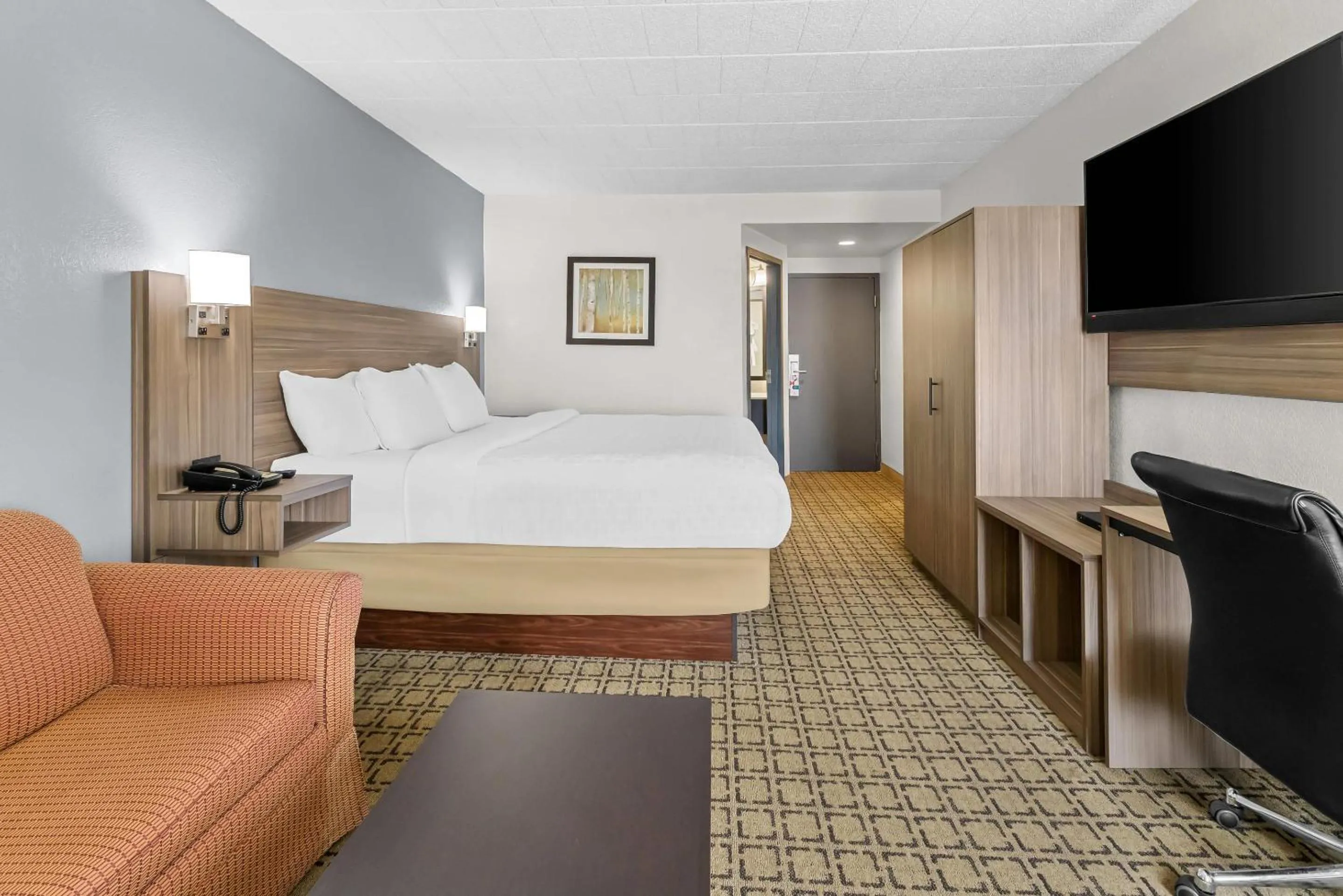 Bedroom, Bed in Clarion Inn Cranberry Township