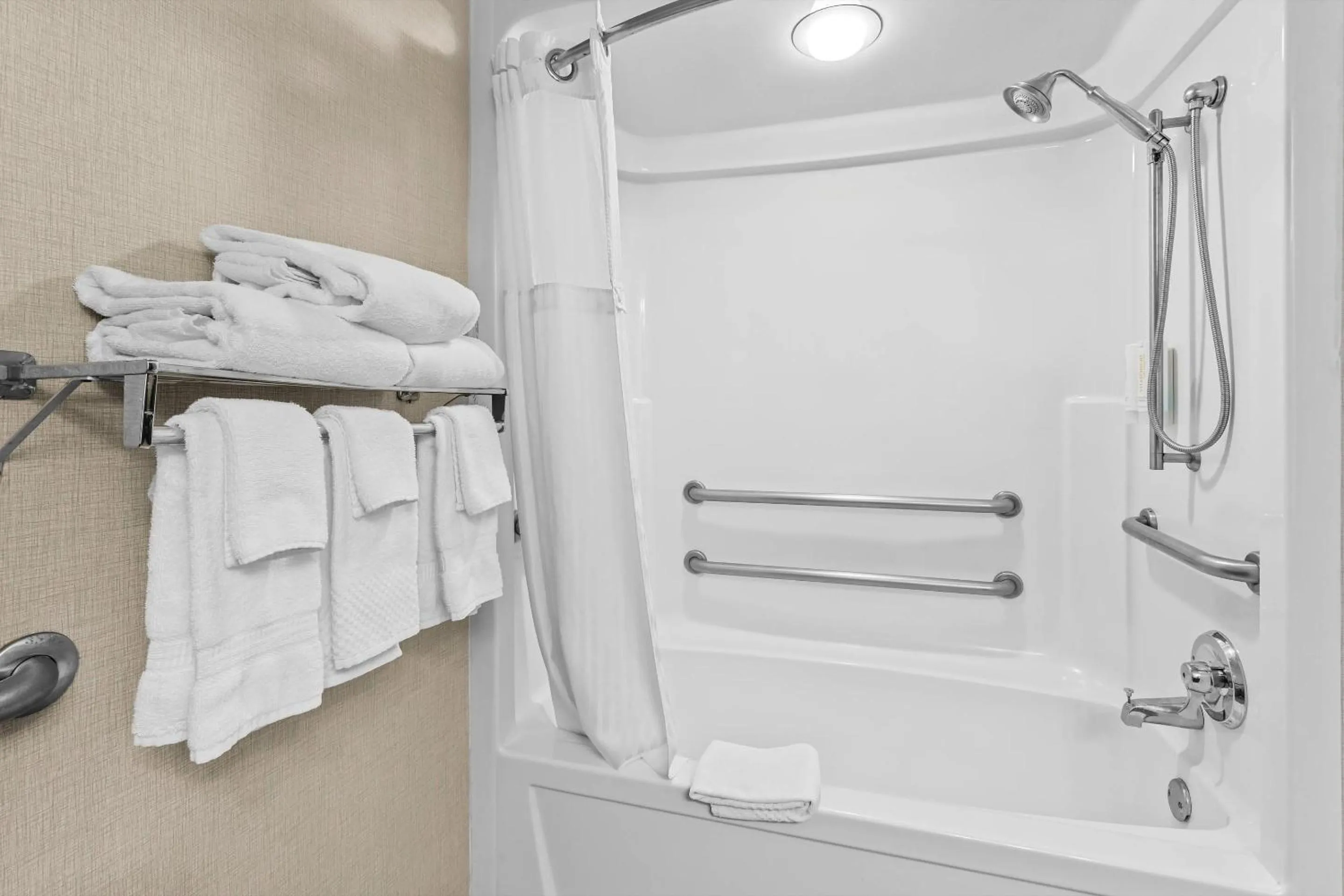 Bedroom in Clarion Inn Cranberry Township