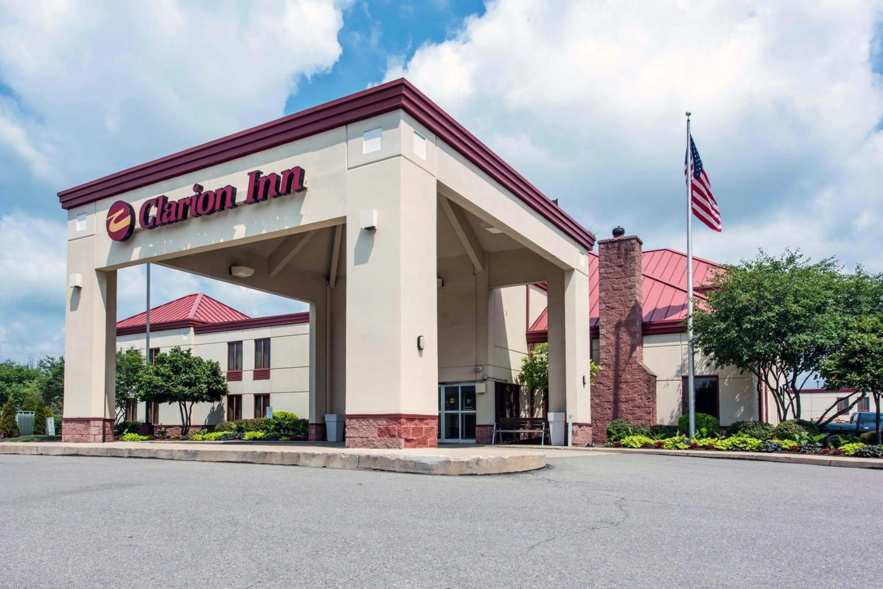 Property building in Clarion Inn Cranberry Township