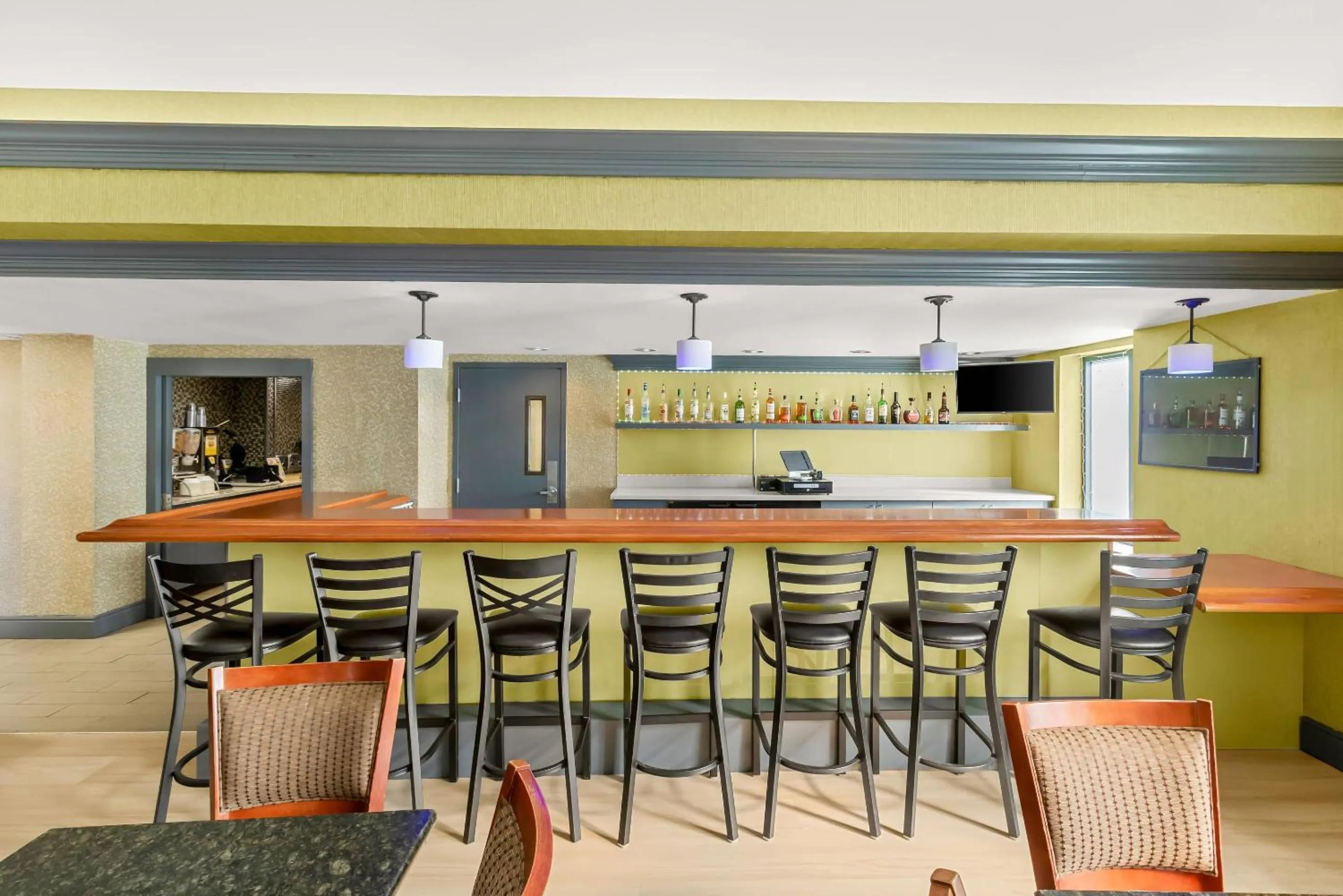Lounge or bar in Clarion Inn Cranberry Township