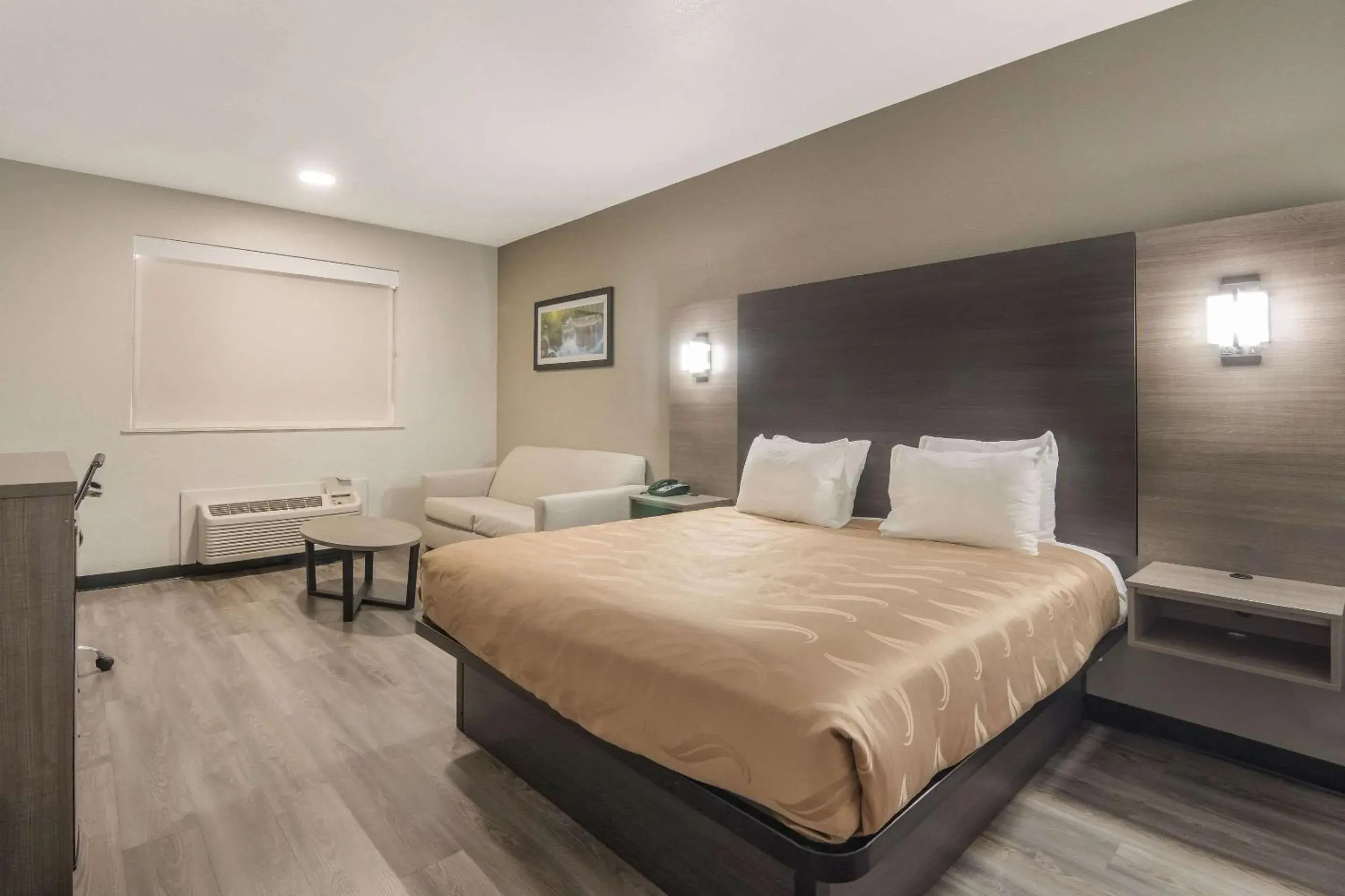 Standard King Room - Non Smoking in Quality Inn & Suites Standard King Room - Non Smoking in Quality Inn & Suites