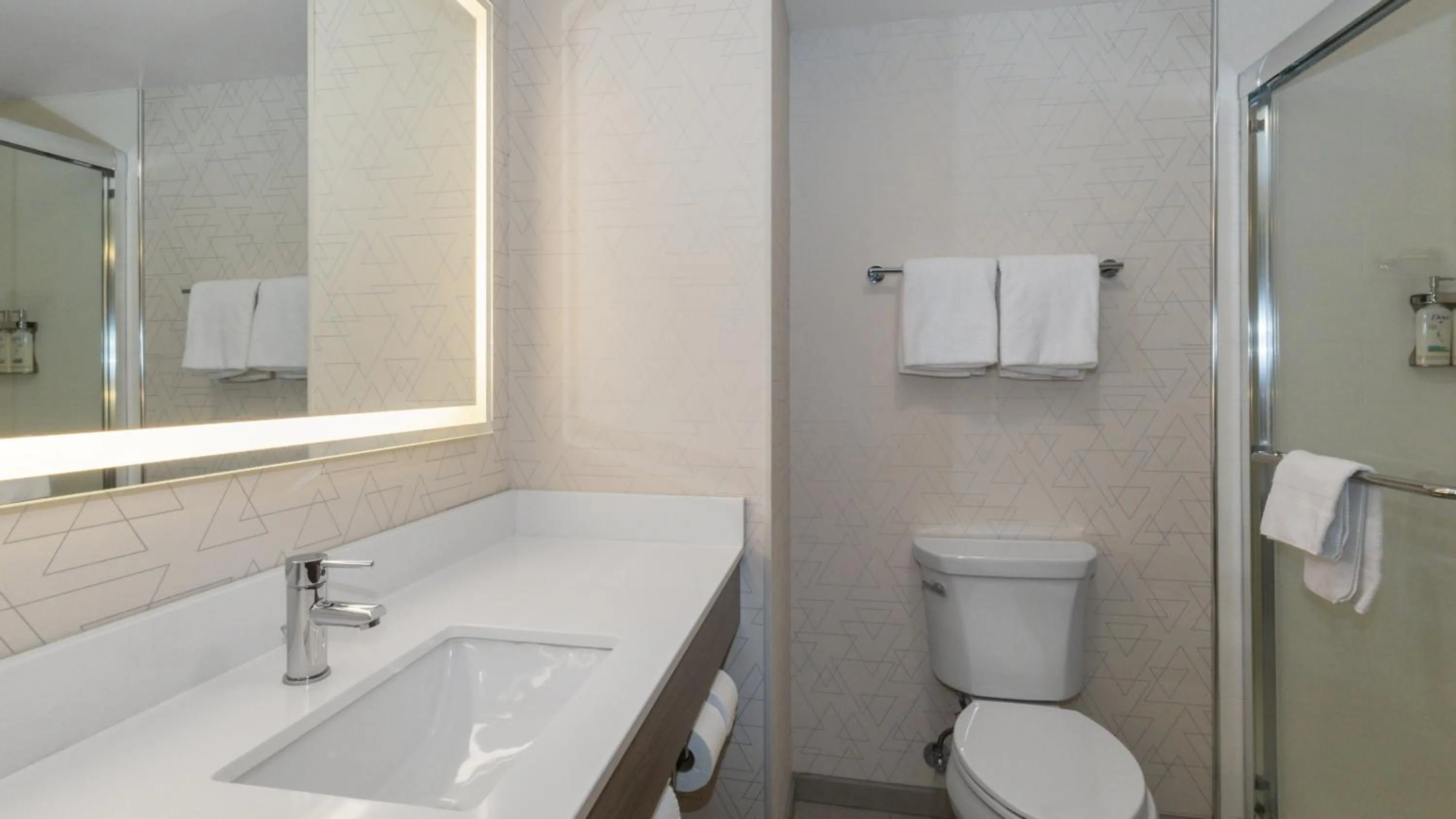 Photo of the whole room in Holiday Inn Express Hotel & Suites Hampton South-Seabrook by IHG