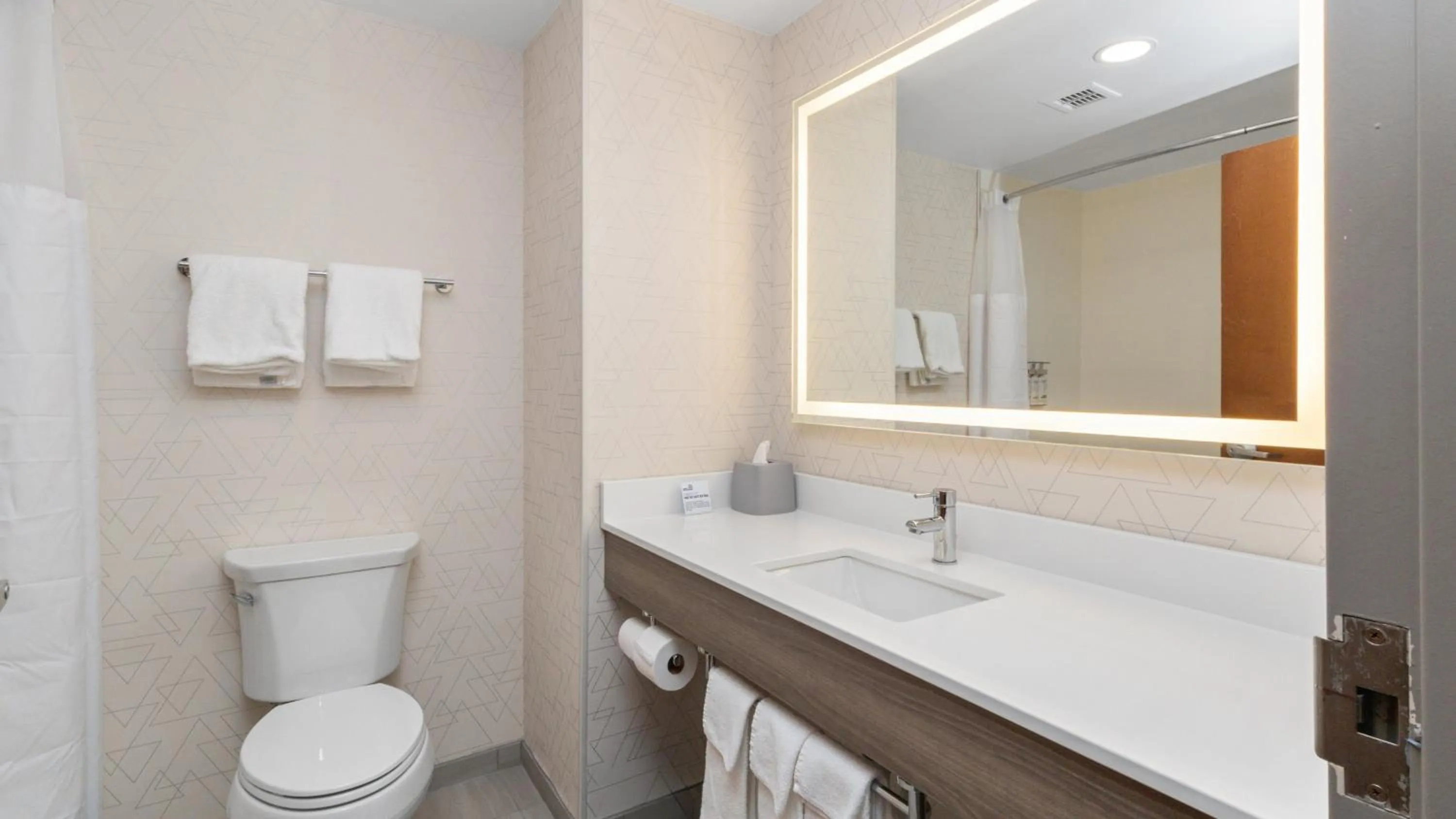 Photo of the whole room in Holiday Inn Express Hotel & Suites Hampton South-Seabrook by IHG