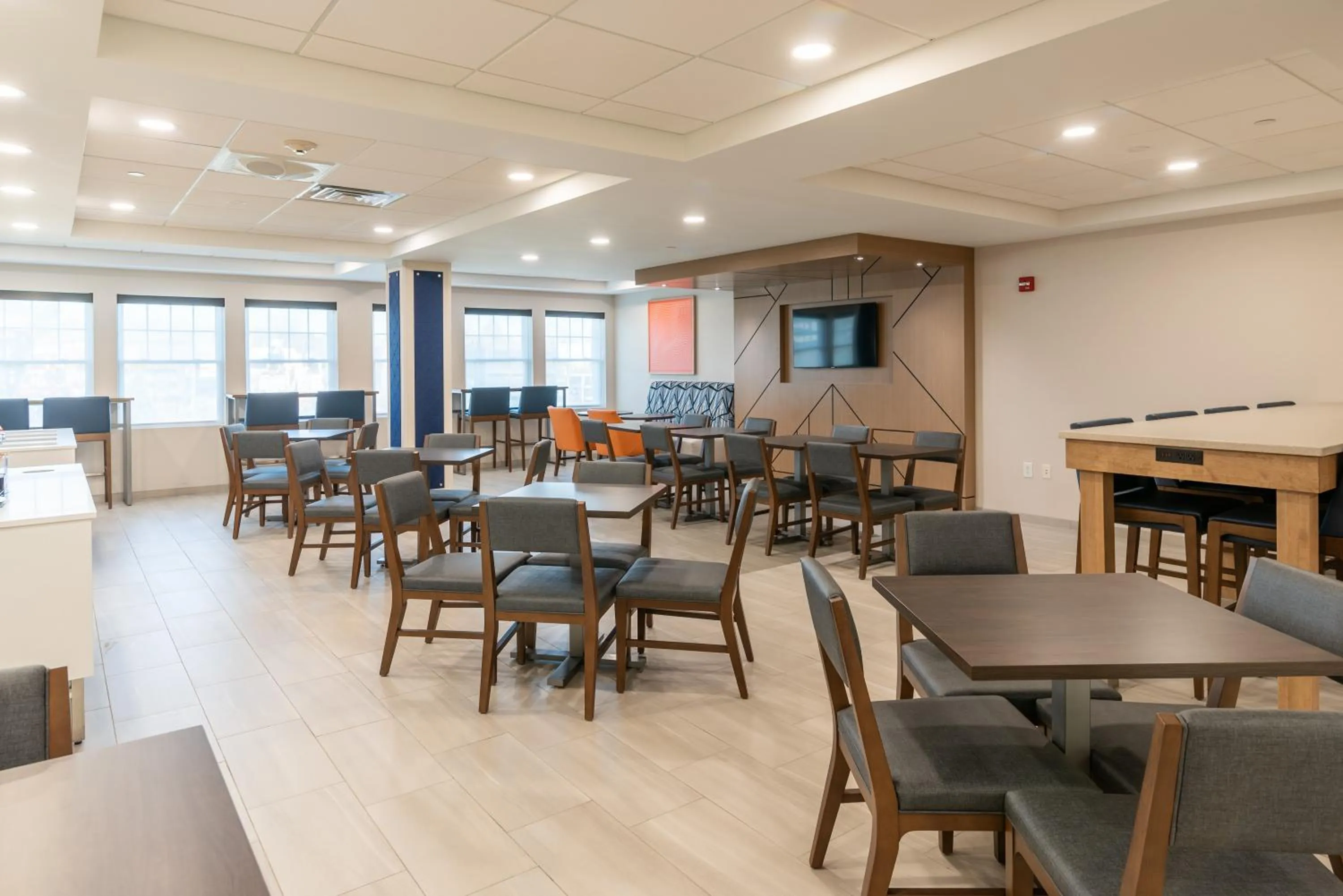 Restaurant/places to eat in Holiday Inn Express Hotel & Suites Hampton South-Seabrook by IHG