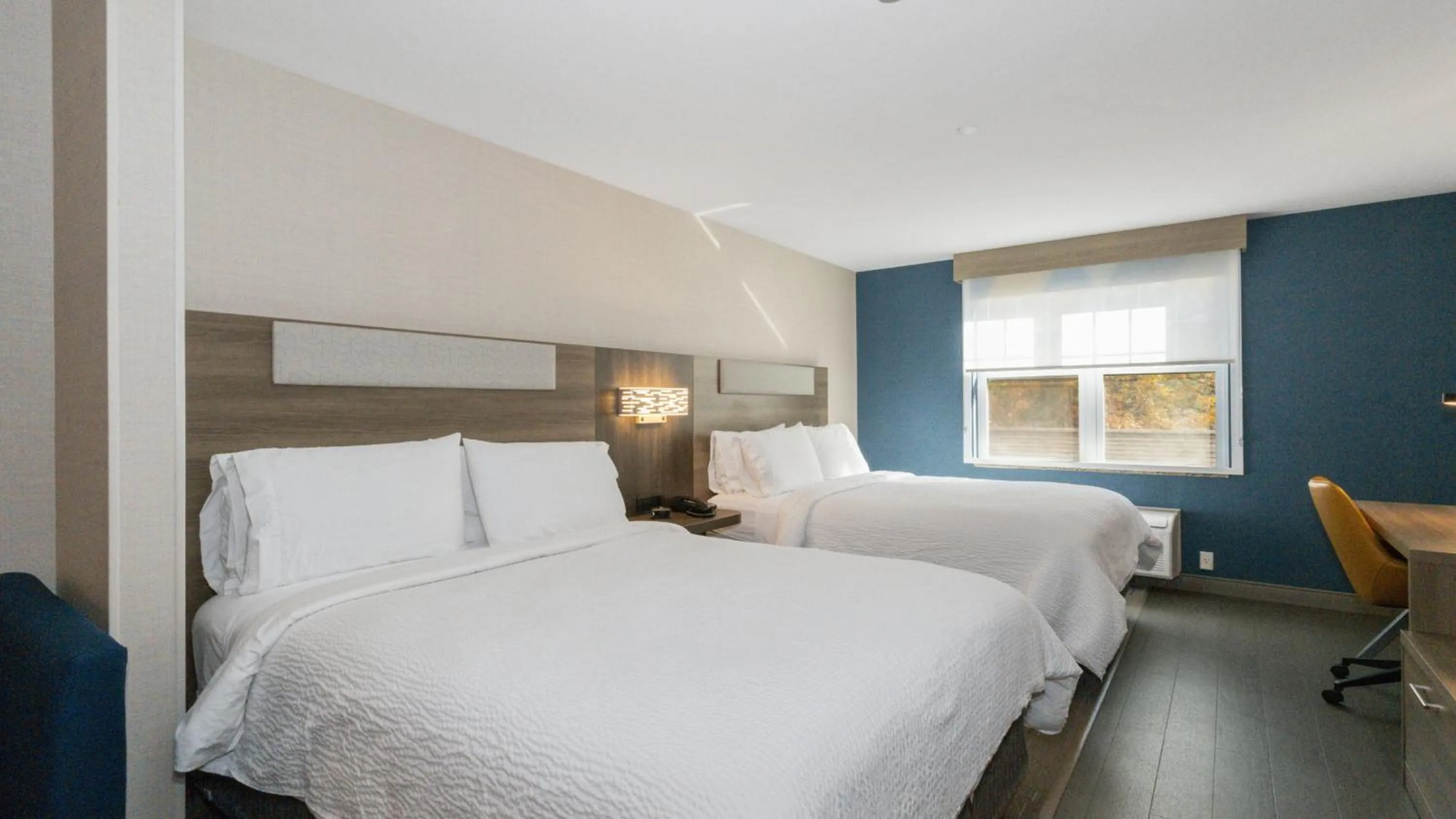 Photo of the whole room, Bed in Holiday Inn Express Hotel & Suites Hampton South-Seabrook by IHG