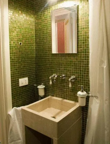 Bathroom in Grana Barocco Art Hotel