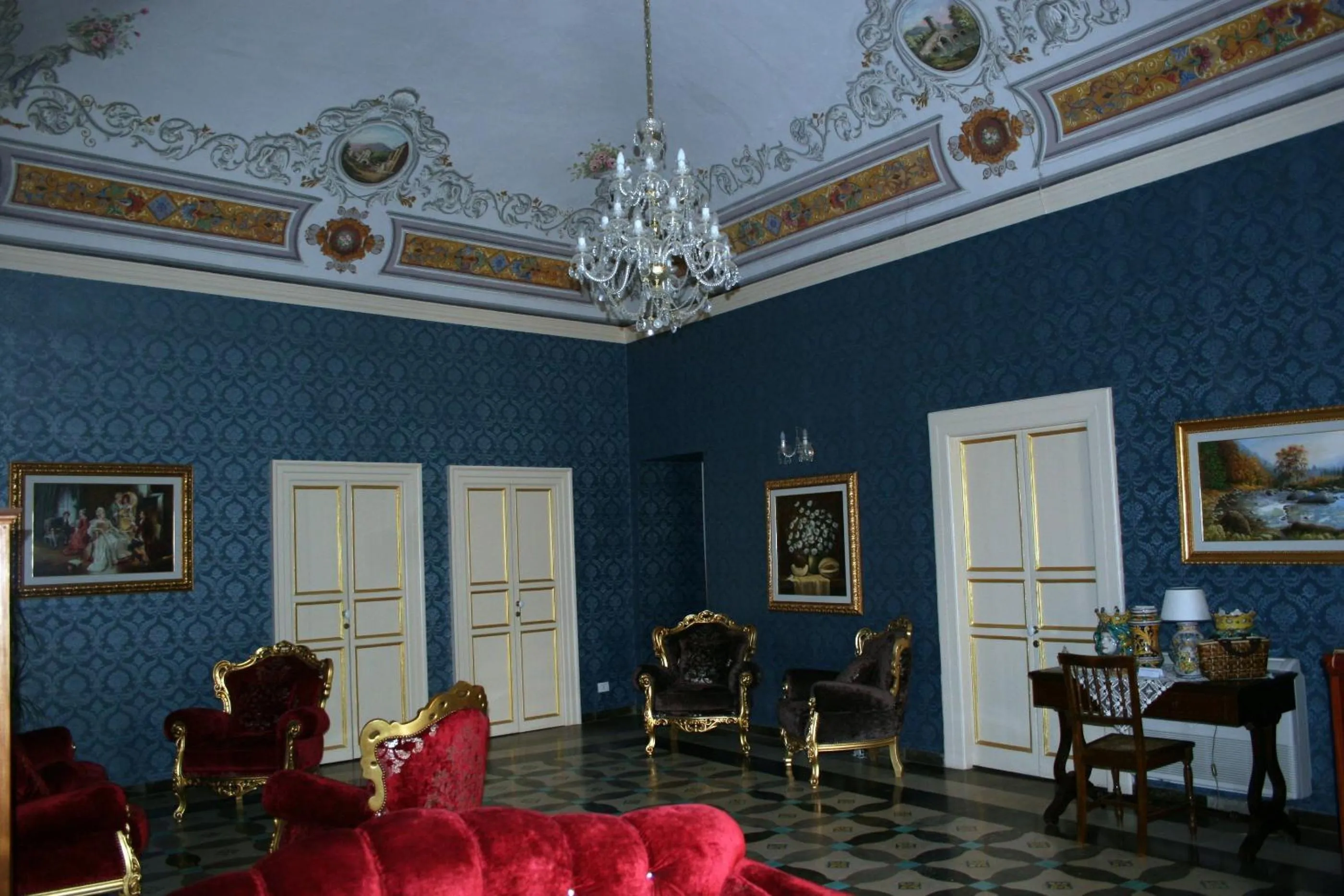 Communal lounge/ TV room in Grana Barocco Art Hotel