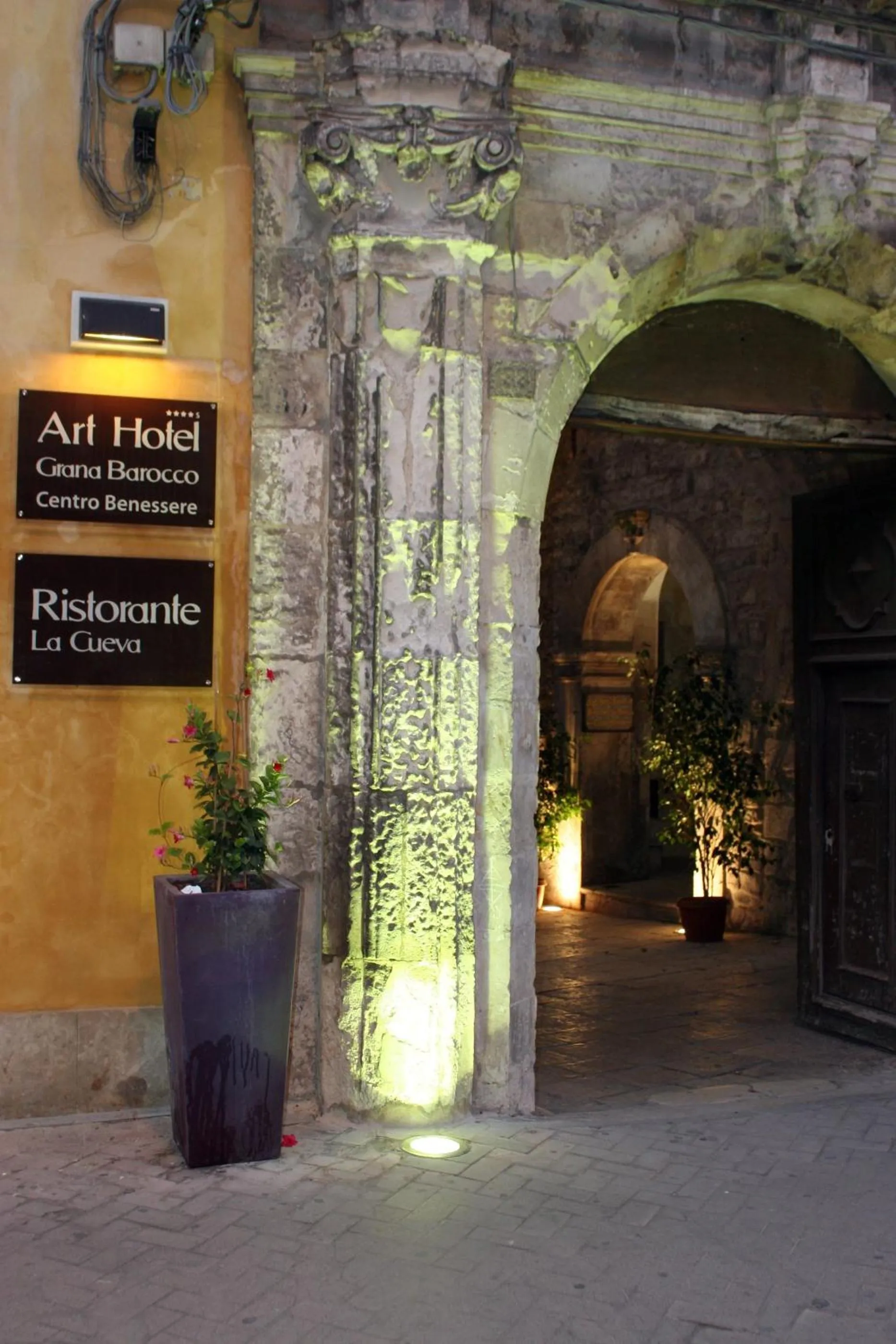 Facade/entrance in Grana Barocco Art Hotel