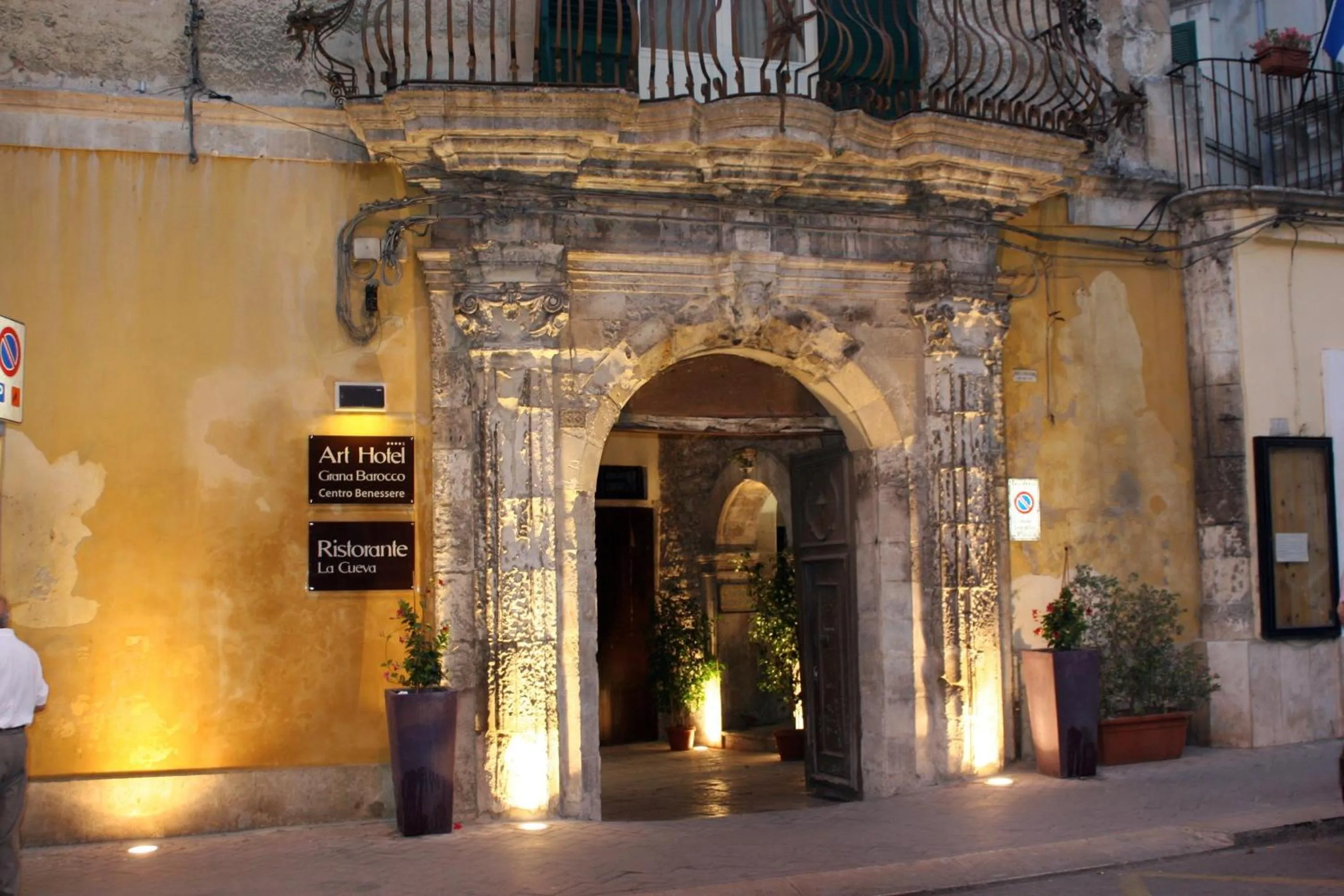 Facade/entrance in Grana Barocco Art Hotel