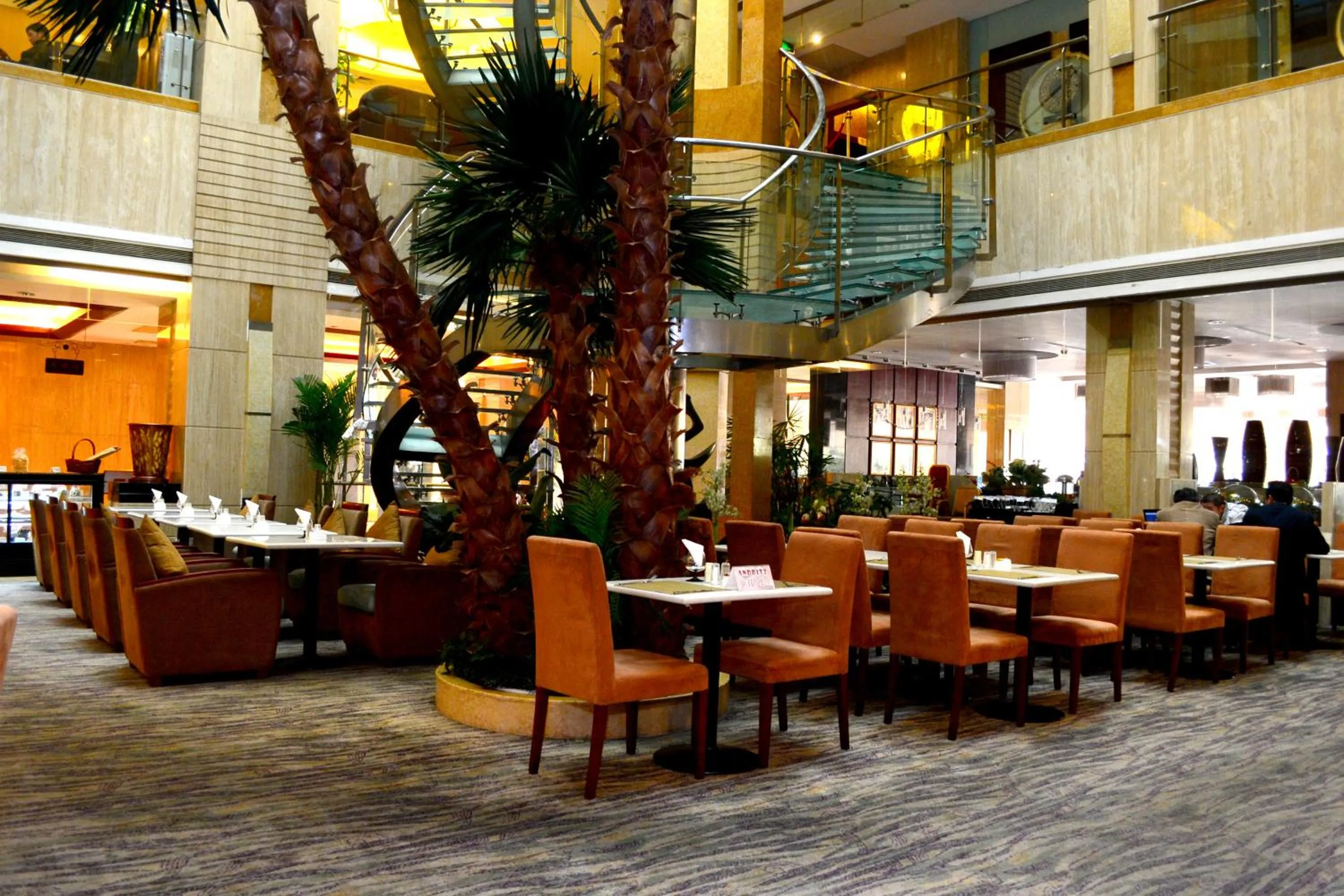 Restaurant/places to eat in Howard Johnson Wyndham Leonora plzaz Shanghai