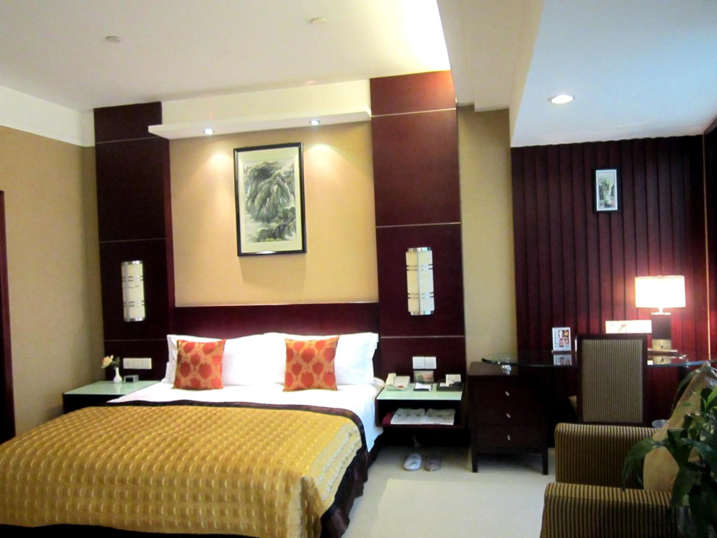 Bedroom, Bed in Howard Johnson Wyndham Leonora plzaz Shanghai