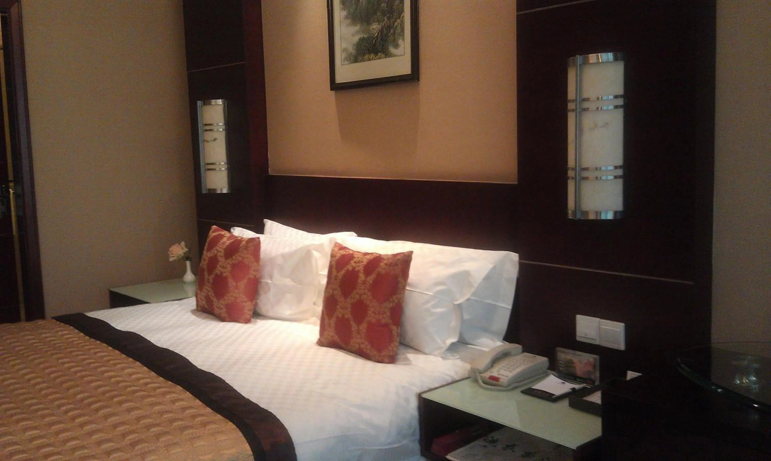 Bedroom, Bed in Howard Johnson Wyndham Leonora plzaz Shanghai