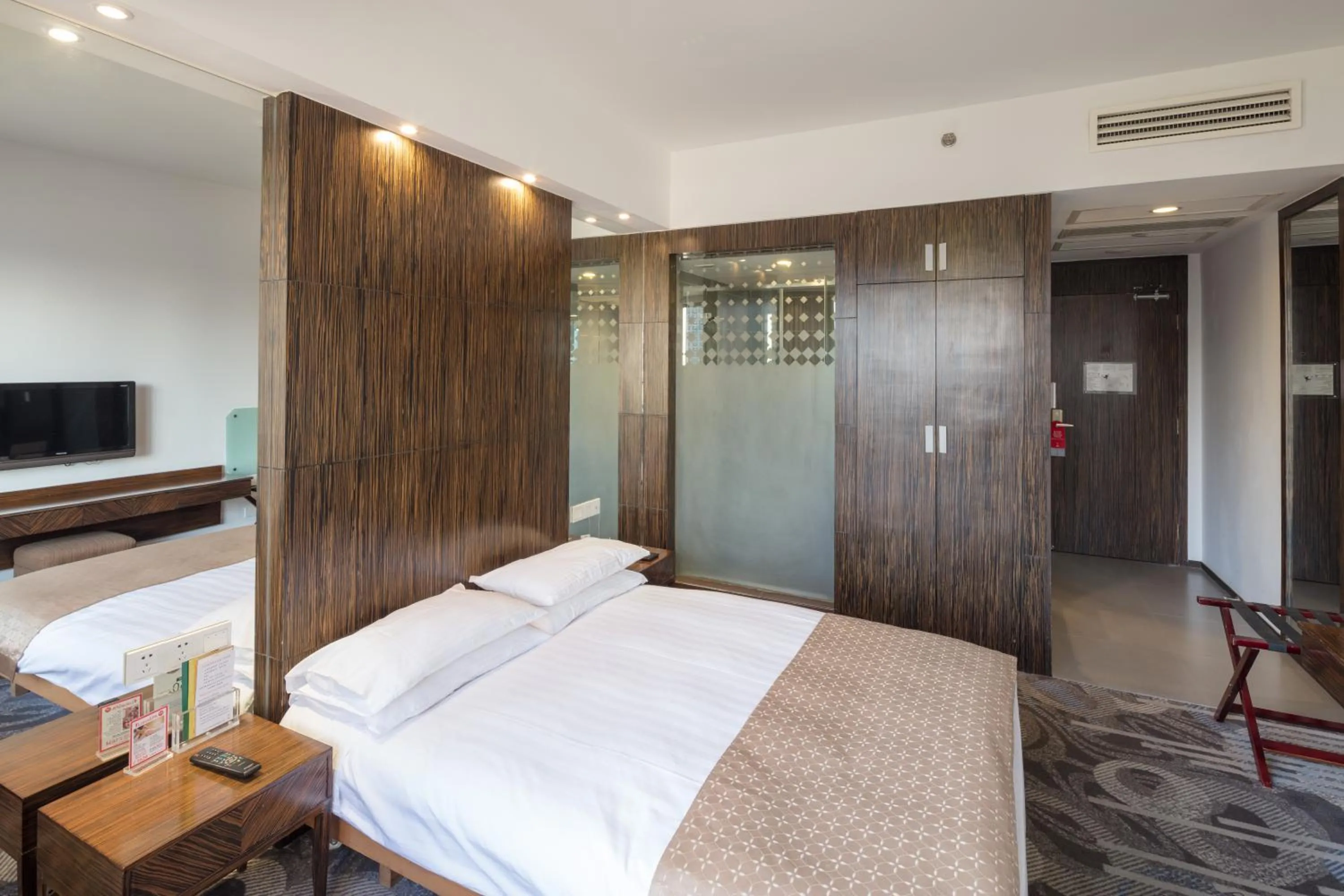 Bedroom, Bed in City Hotel Shanghai