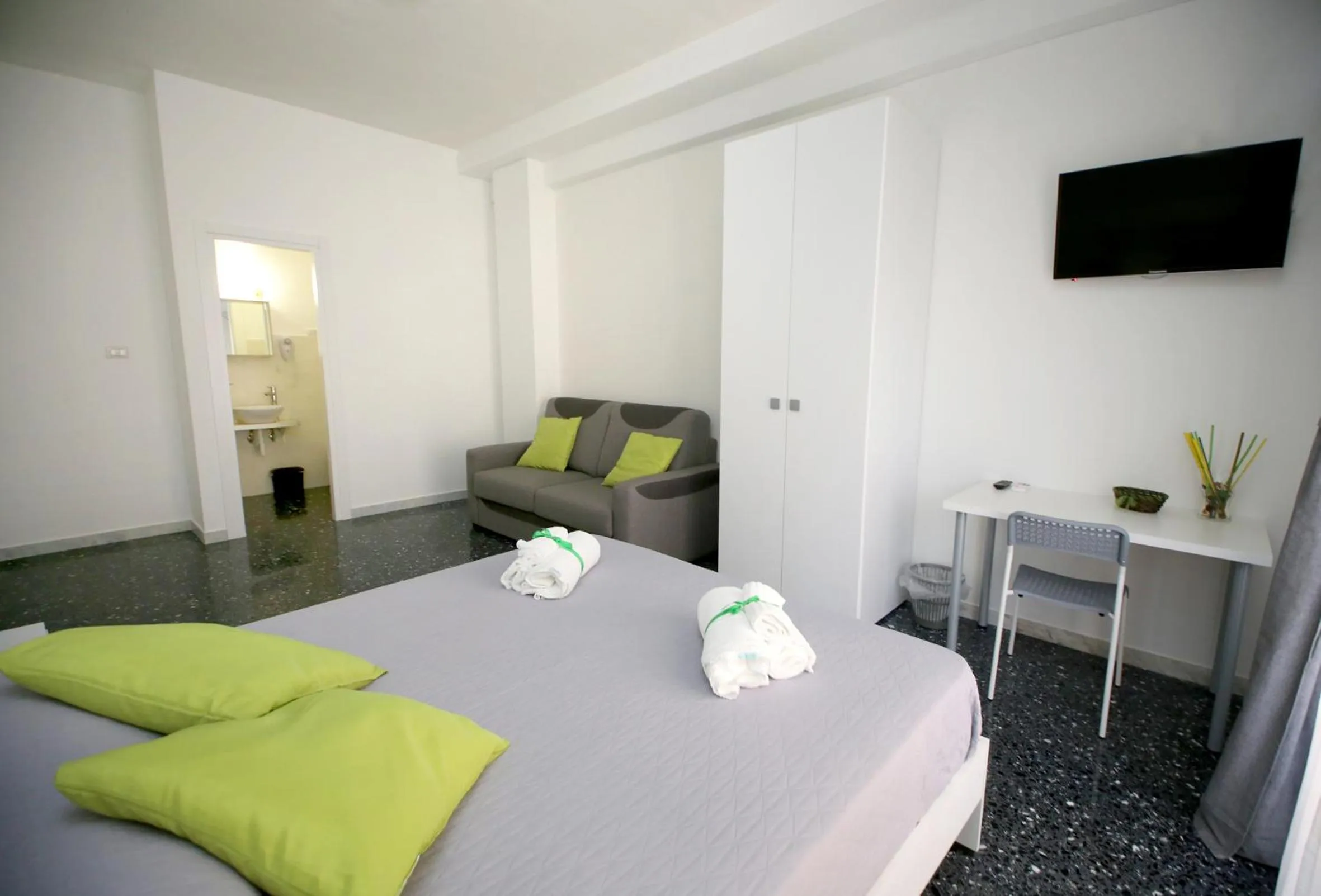 Photo of the whole room, Bed in B&B Salernoway