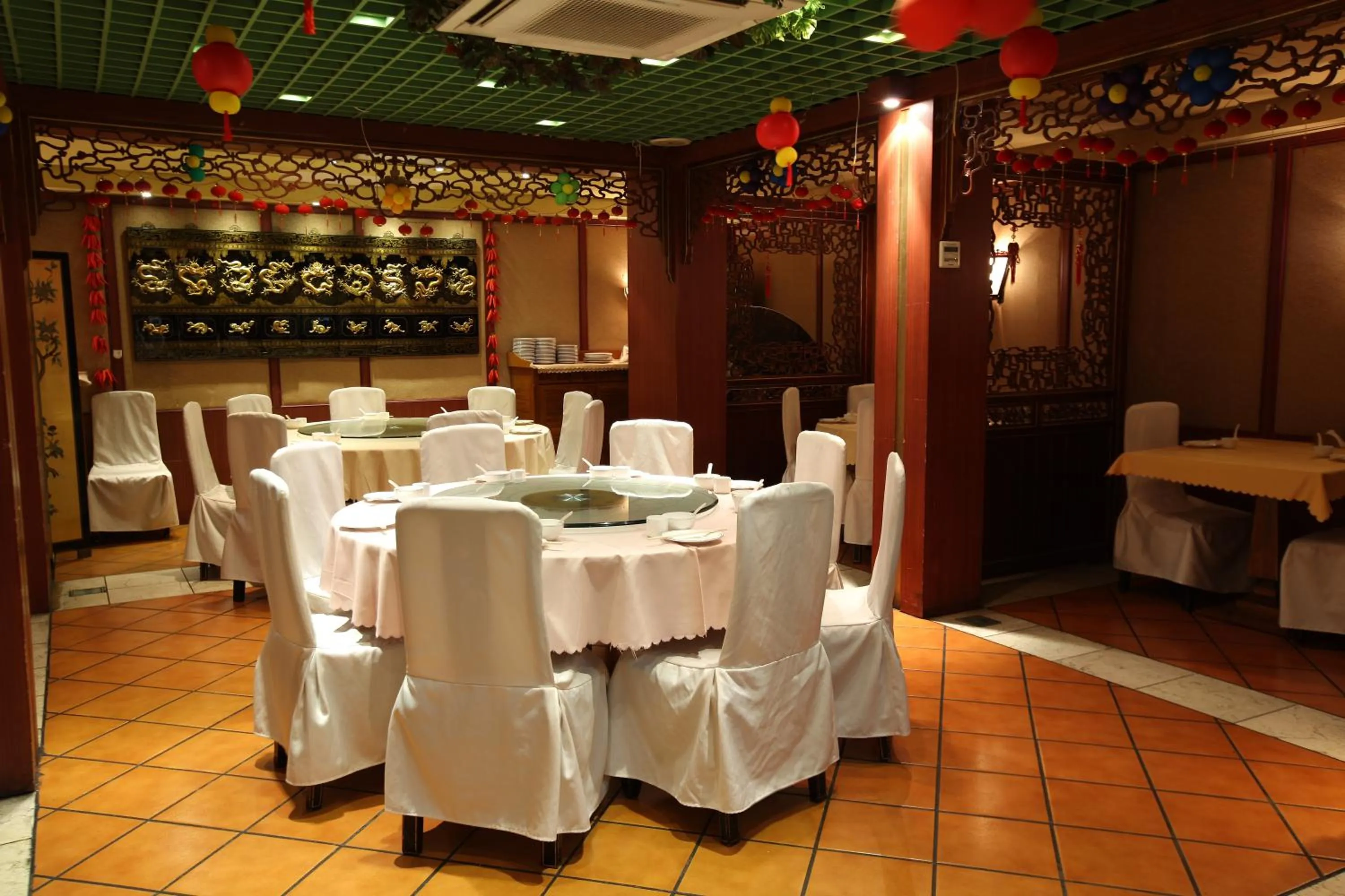 Evening entertainment in Capitol Hotel Jumeirah Dubai