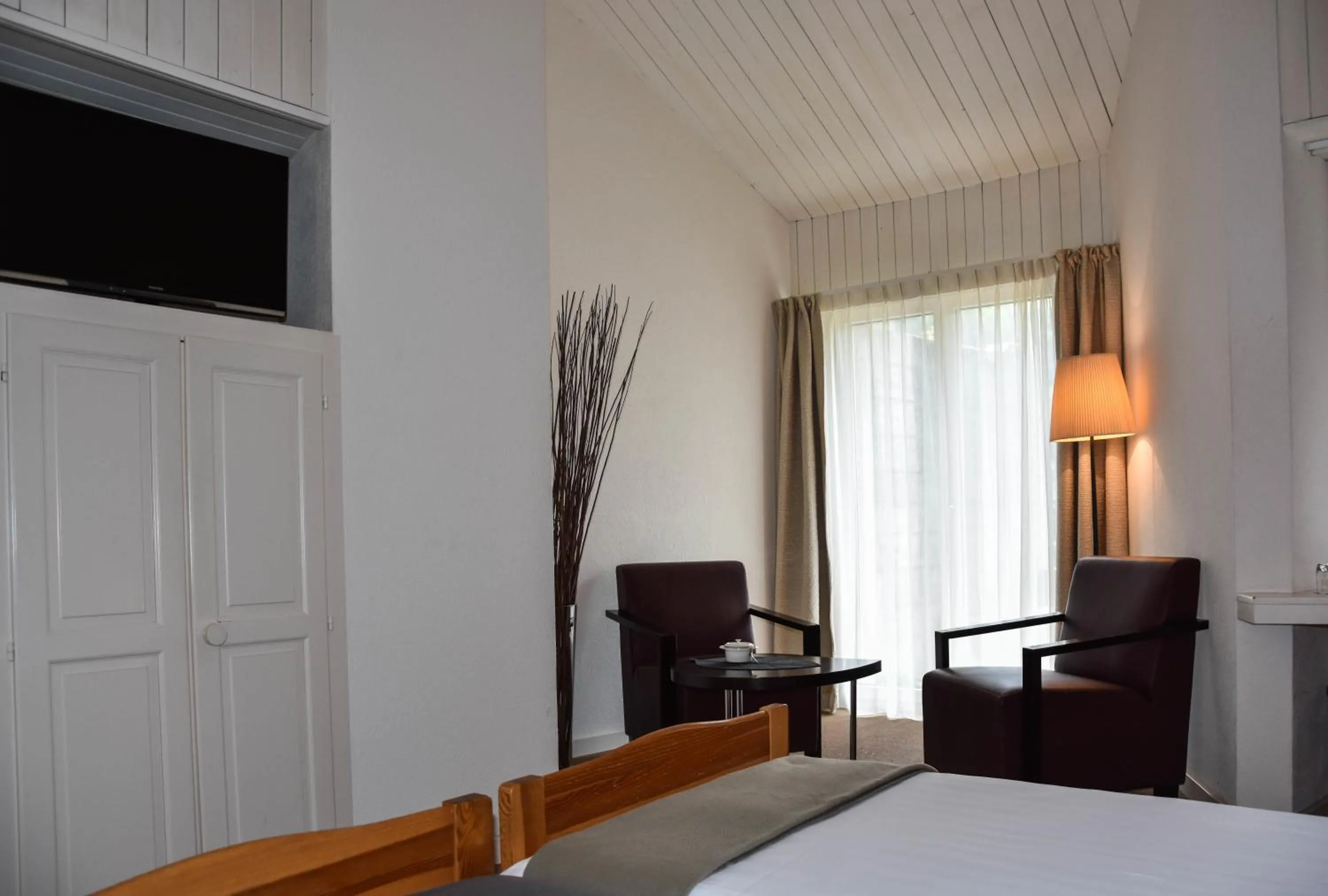 Seating area, Bed in Hôtel Restaurant Le Saint-Christophe