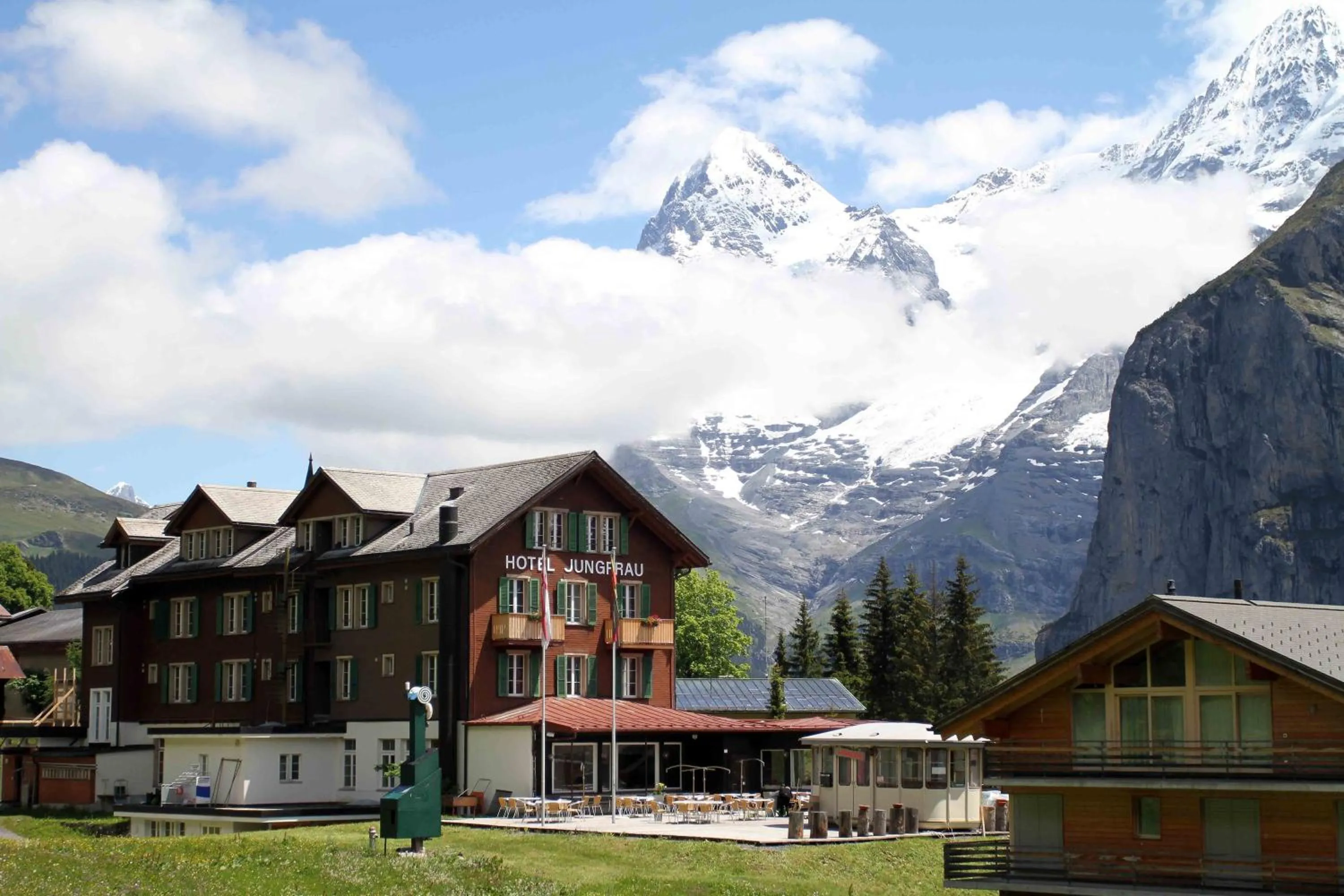 Facade/entrance in Hotel Jungfrau Mürren
