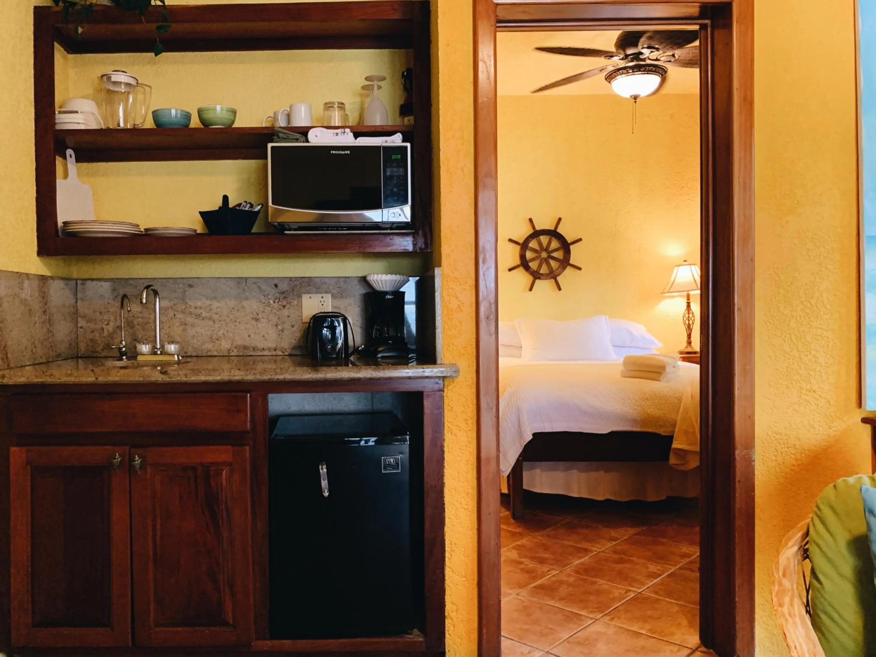Kitchen or kitchenette, Bed in Caye Casa