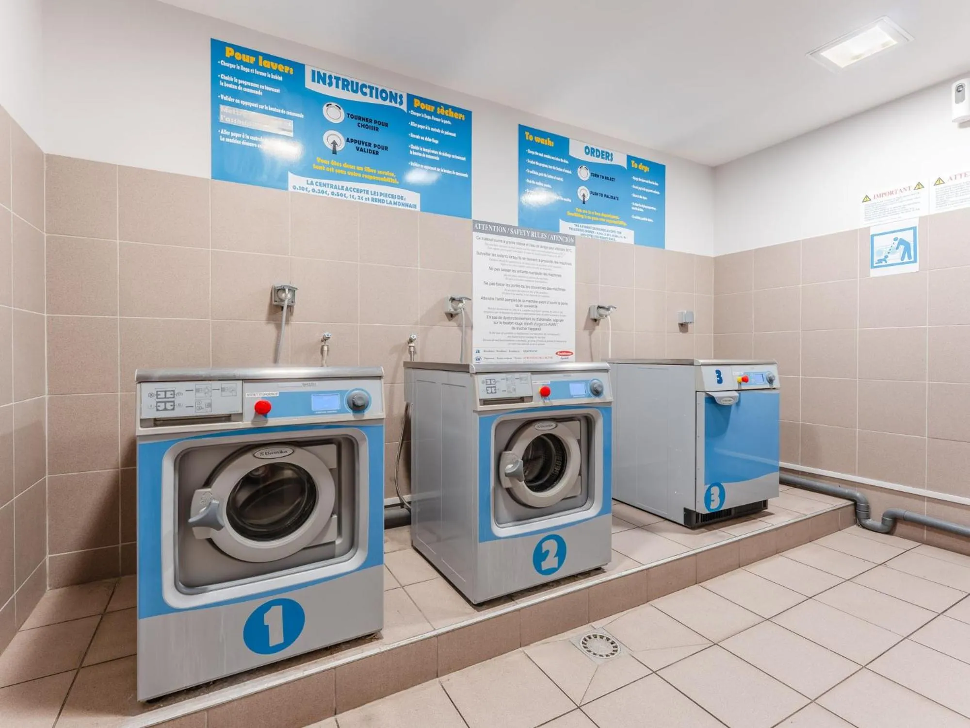 washing machine in Residhome Nantes Berges De La Loire