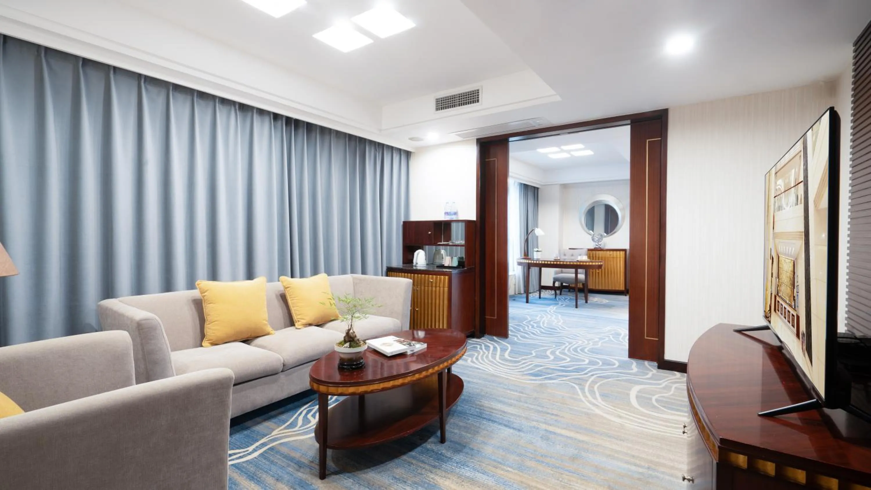 TV and multimedia in Shunde Grand View Hotel
