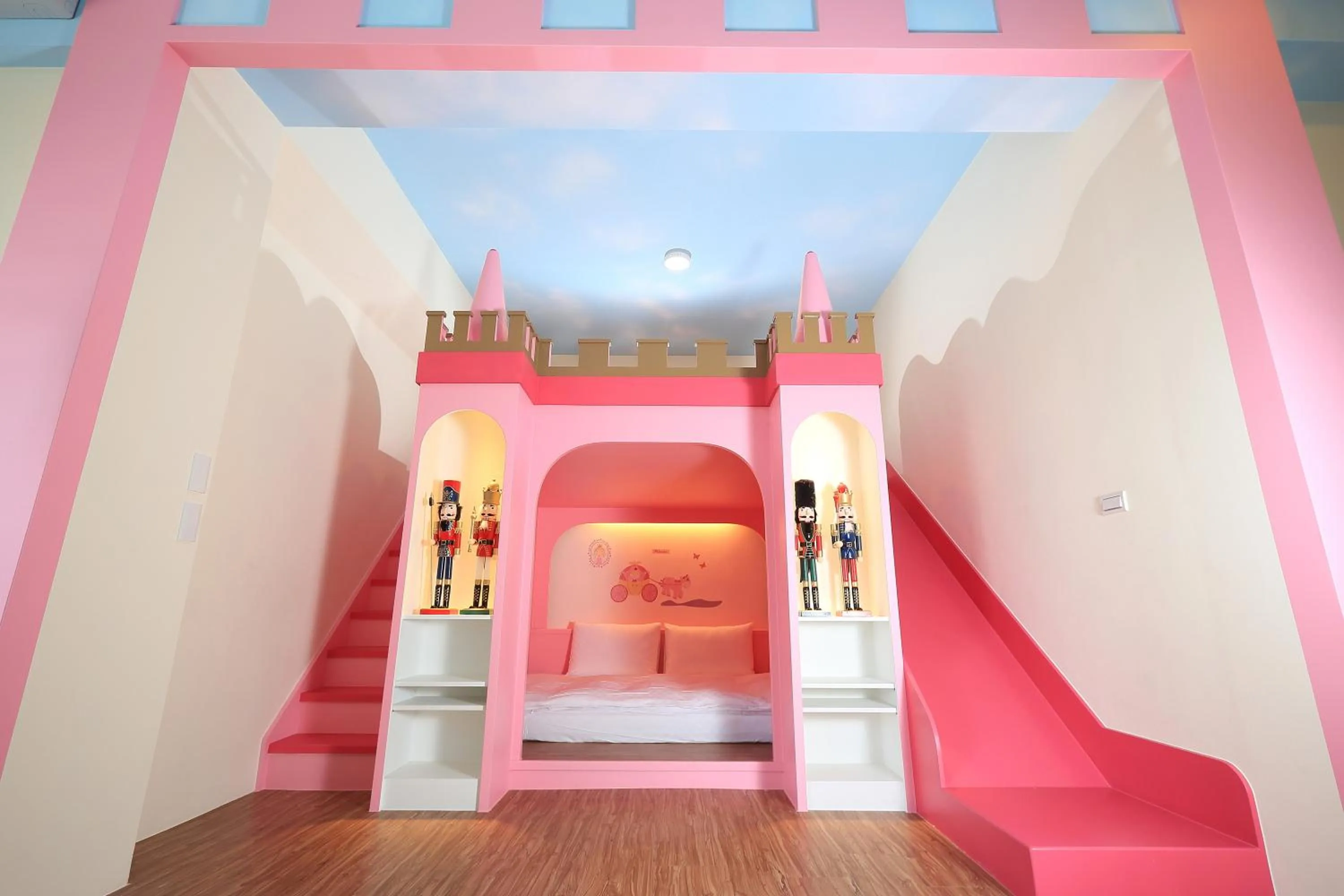 Children play ground, Bed in Green Resort