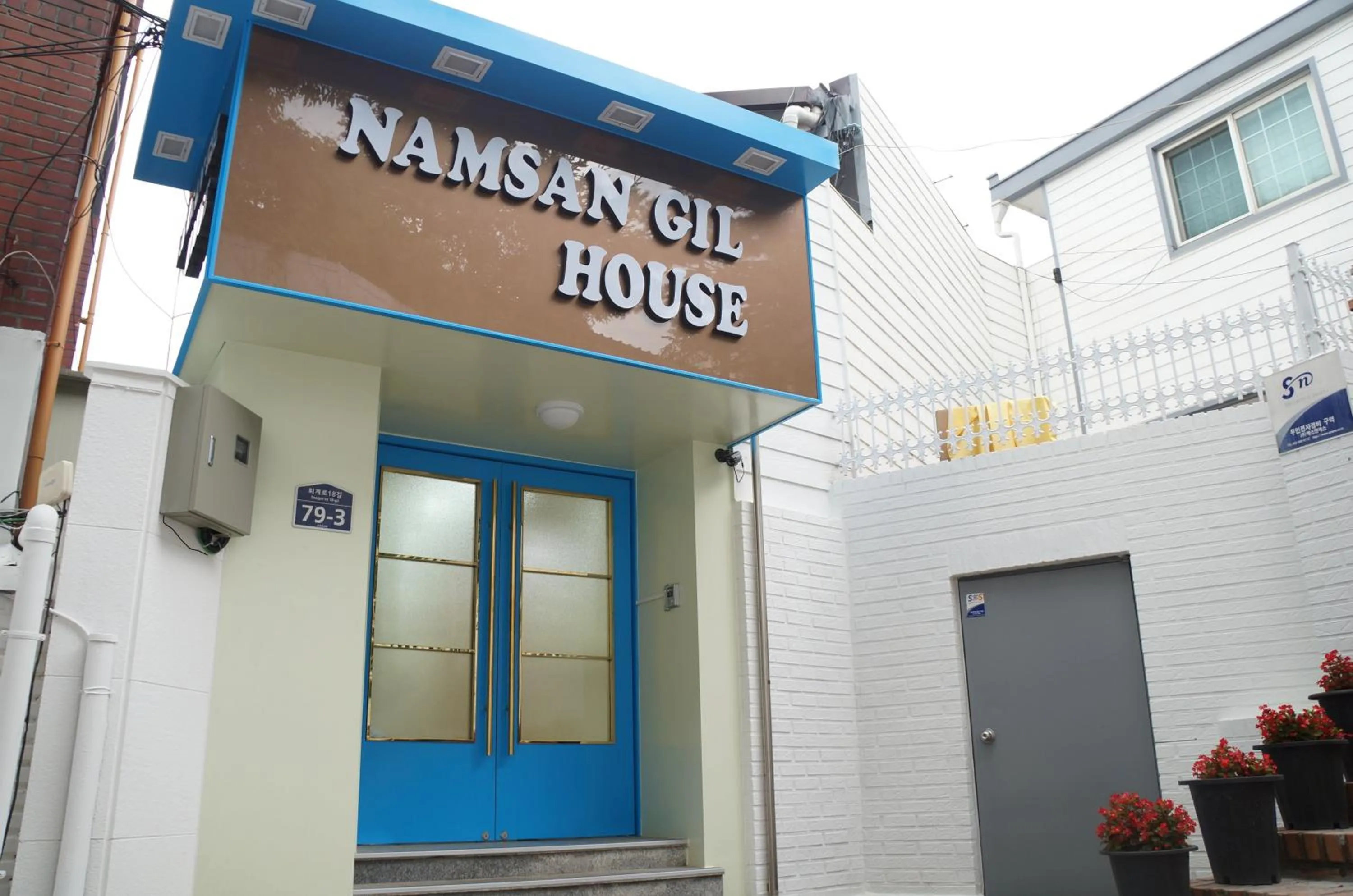 Facade/entrance in Namsan Gil House