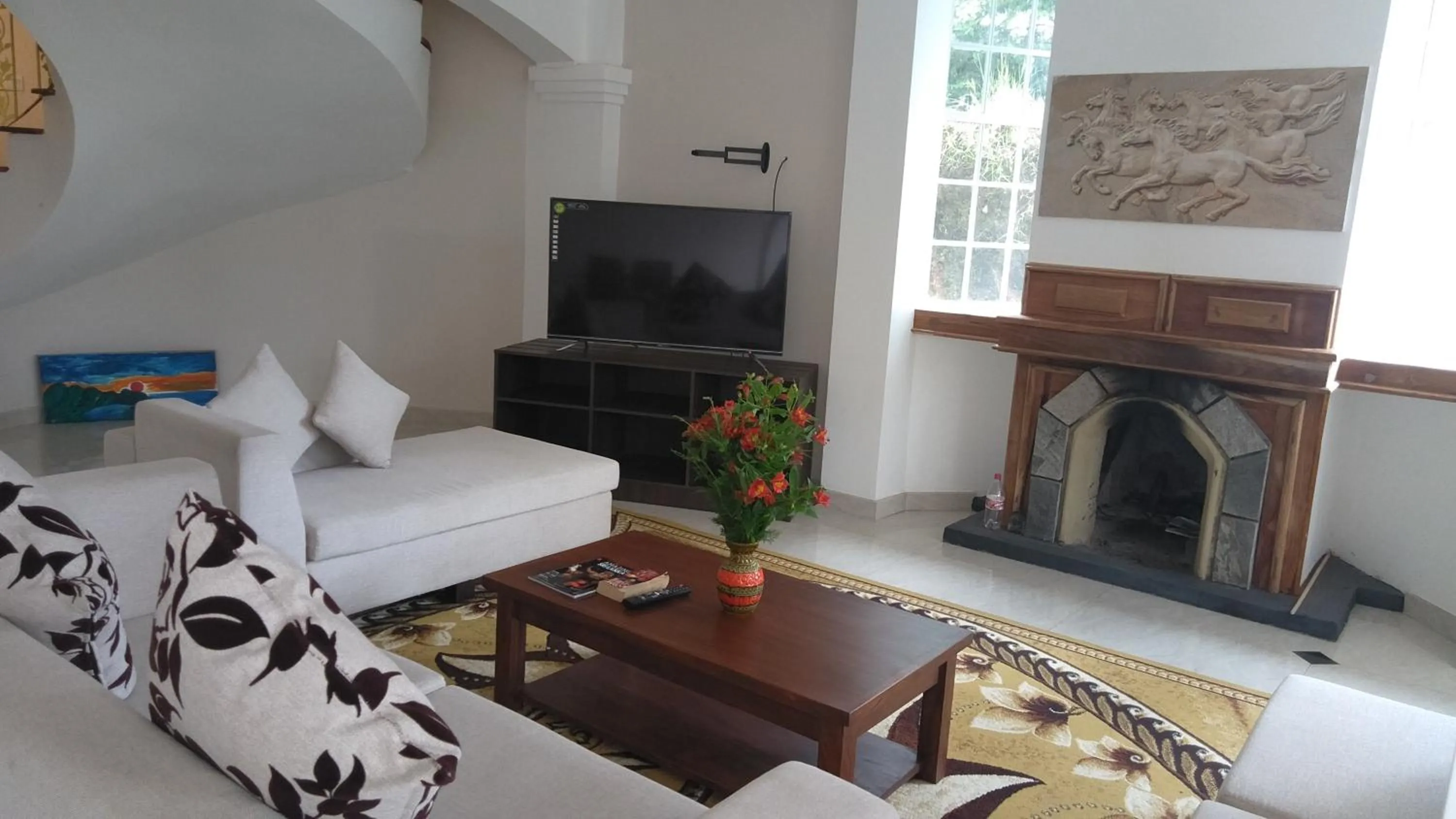 Communal lounge/ TV room in Panorama Green View Hotel Nuwara Eliya