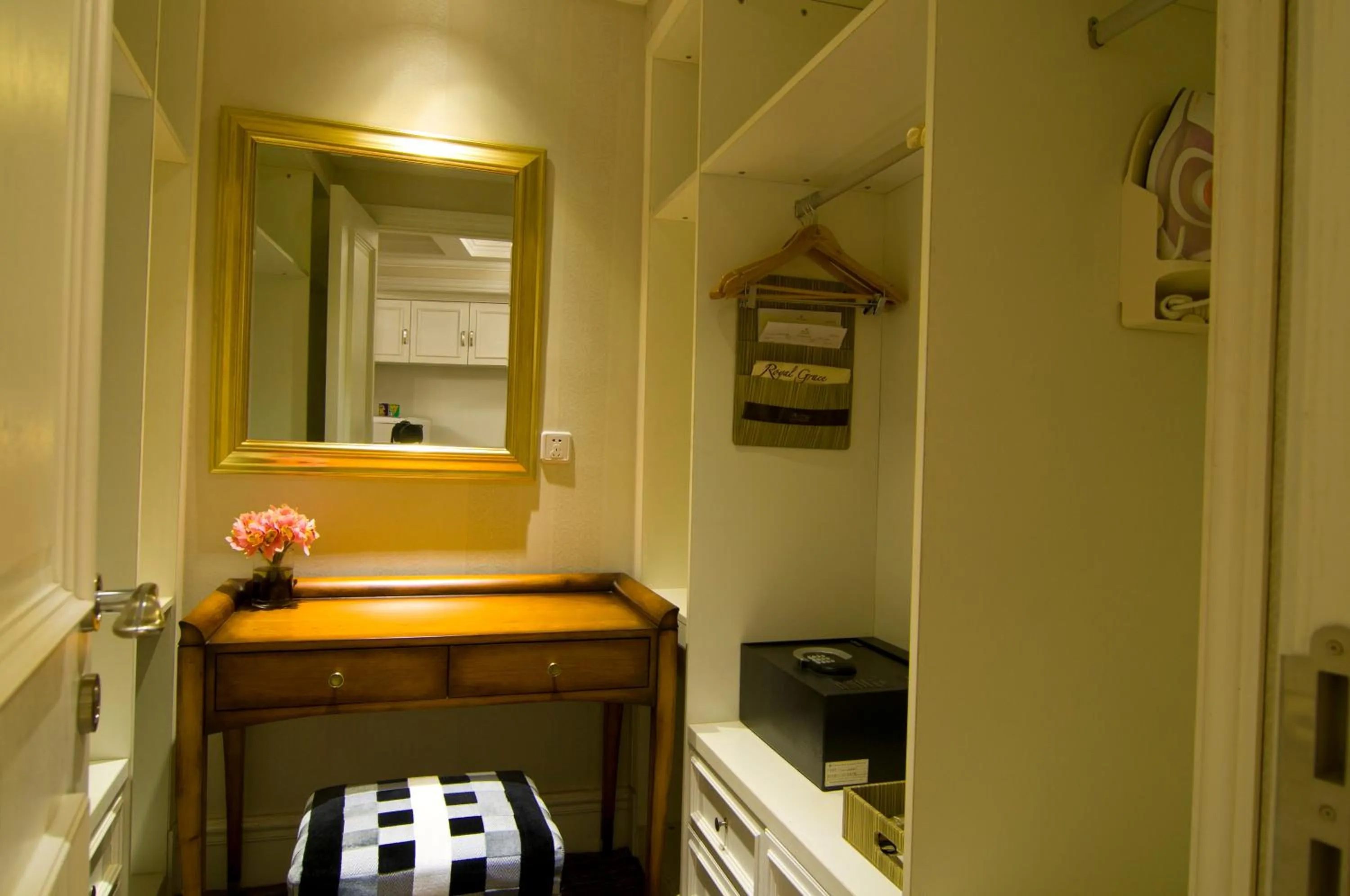 wardrobe in Royal Grace Hotel Optics Valley Wuhan