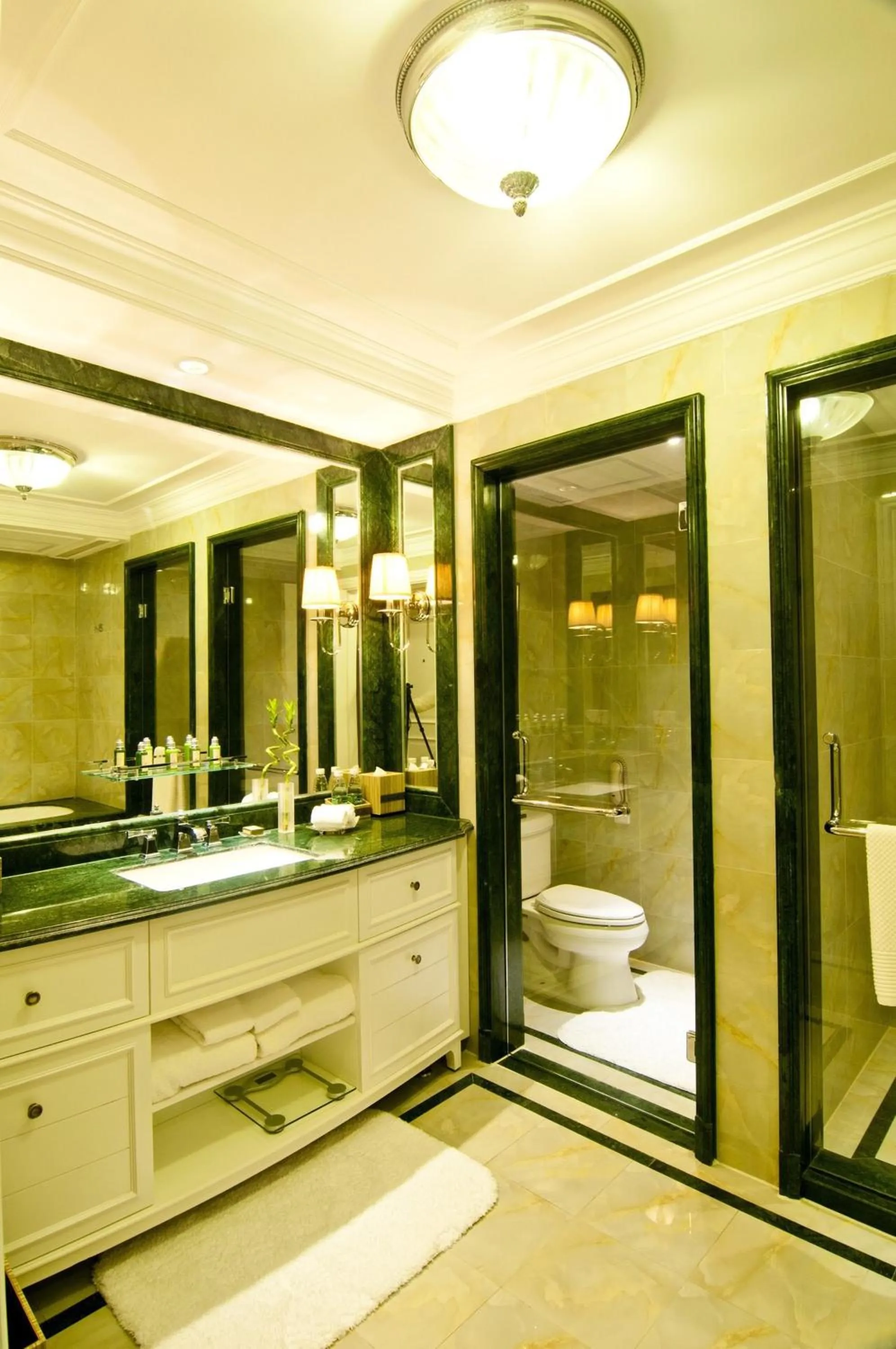 Toilet in Royal Grace Hotel Optics Valley Wuhan