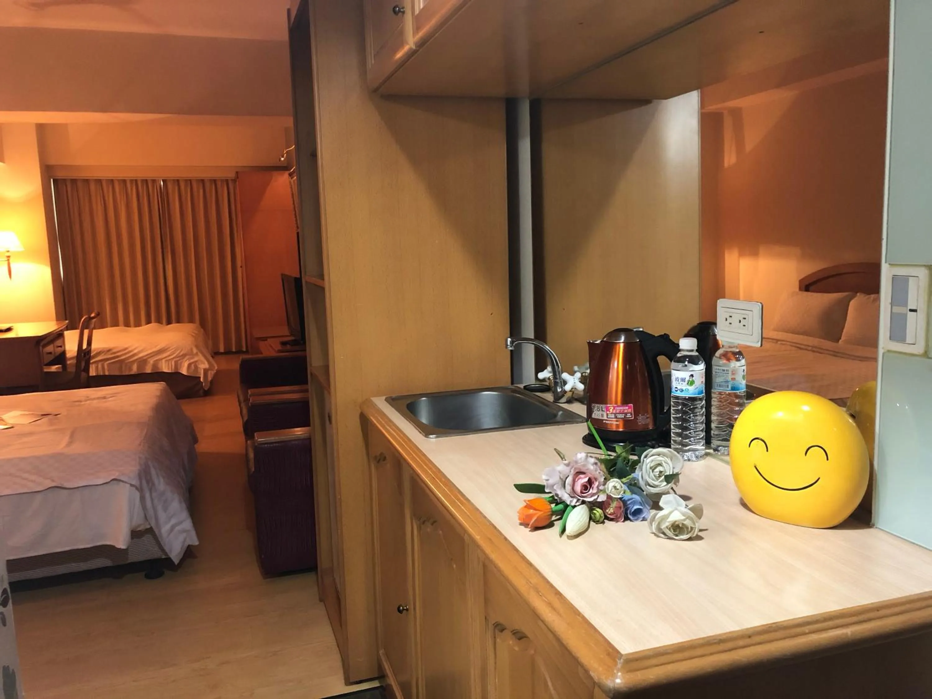 Photo of the whole room, Bed in Berkeley Business Hotel Zhongzheng