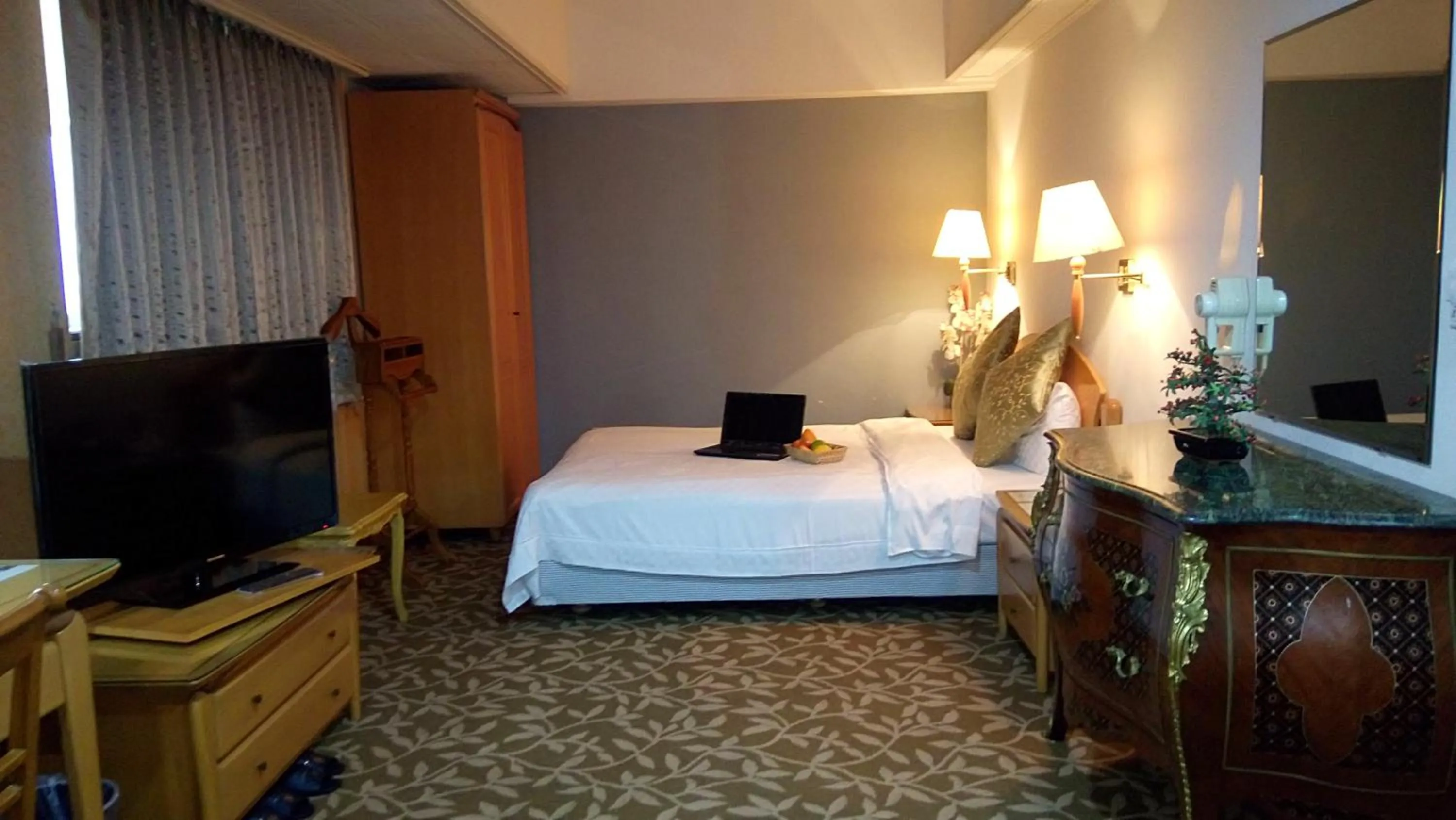 Photo of the whole room, Bed in Berkeley Business Hotel Zhongzheng