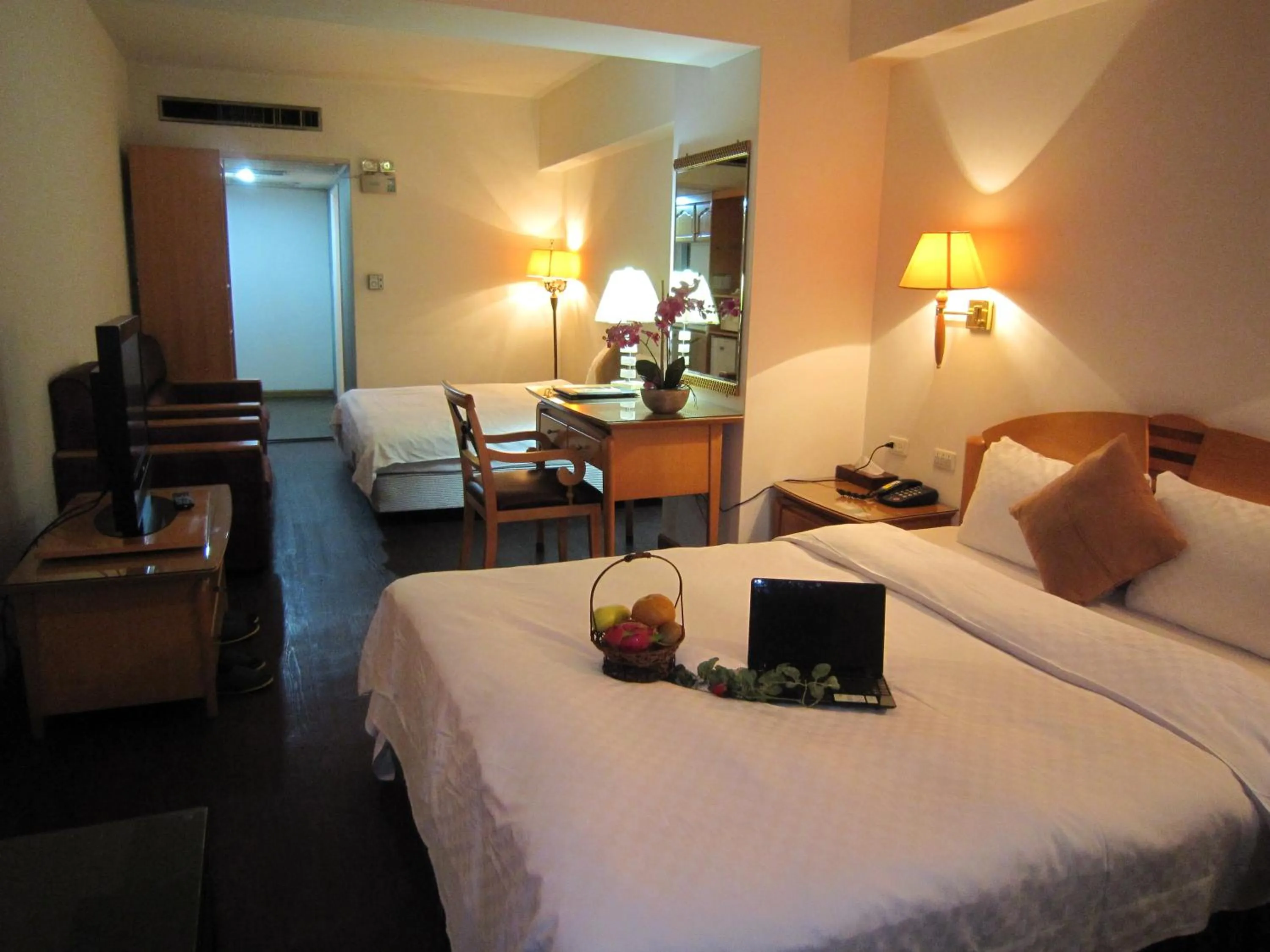 Photo of the whole room, Bed in Berkeley Business Hotel Zhongzheng