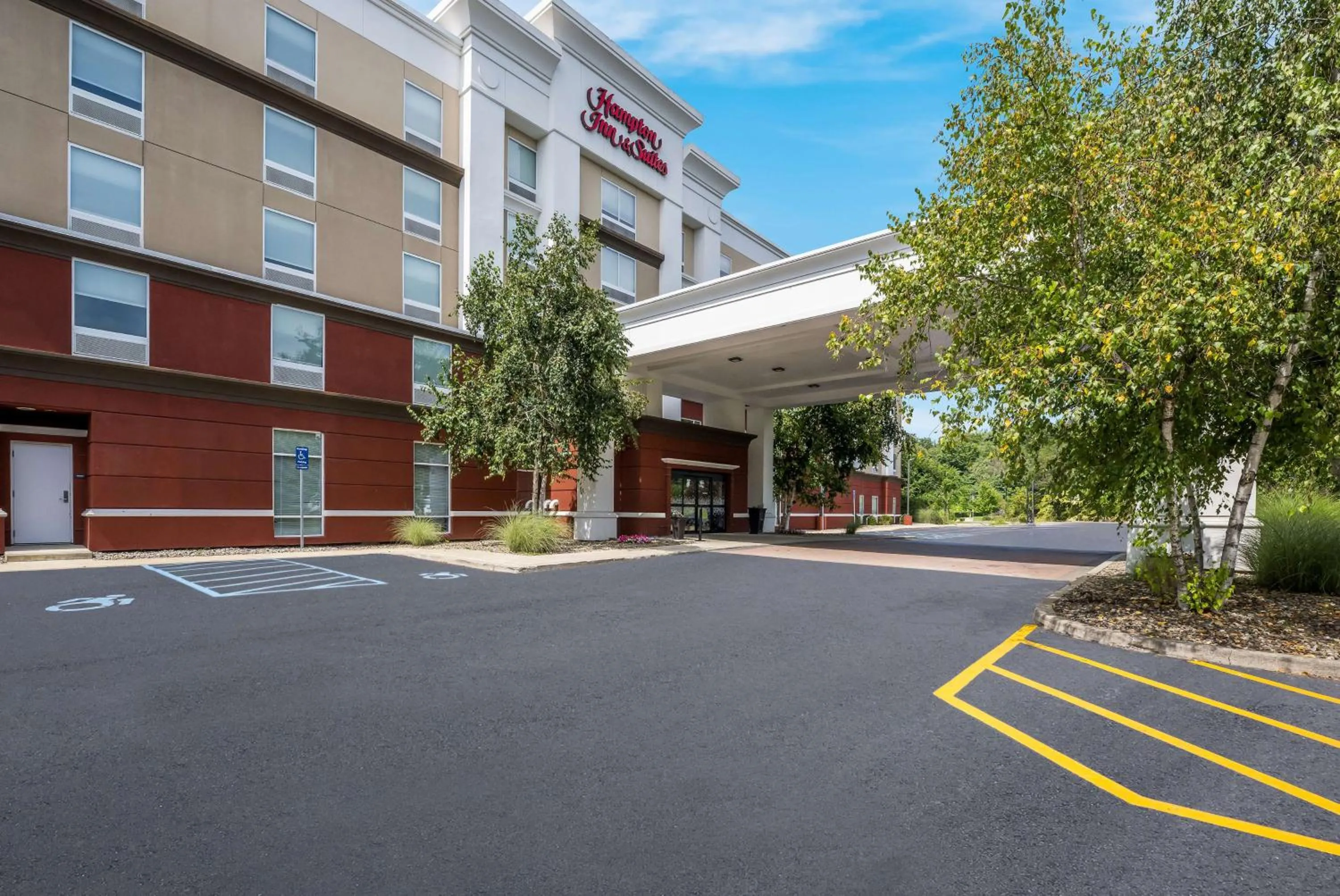 Property building in Hampton Inn & Suites Poughkeepsie