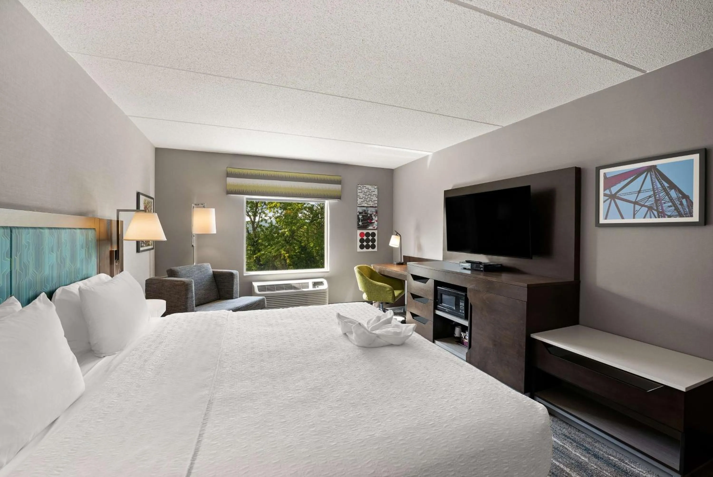 Bed in Hampton Inn & Suites Poughkeepsie