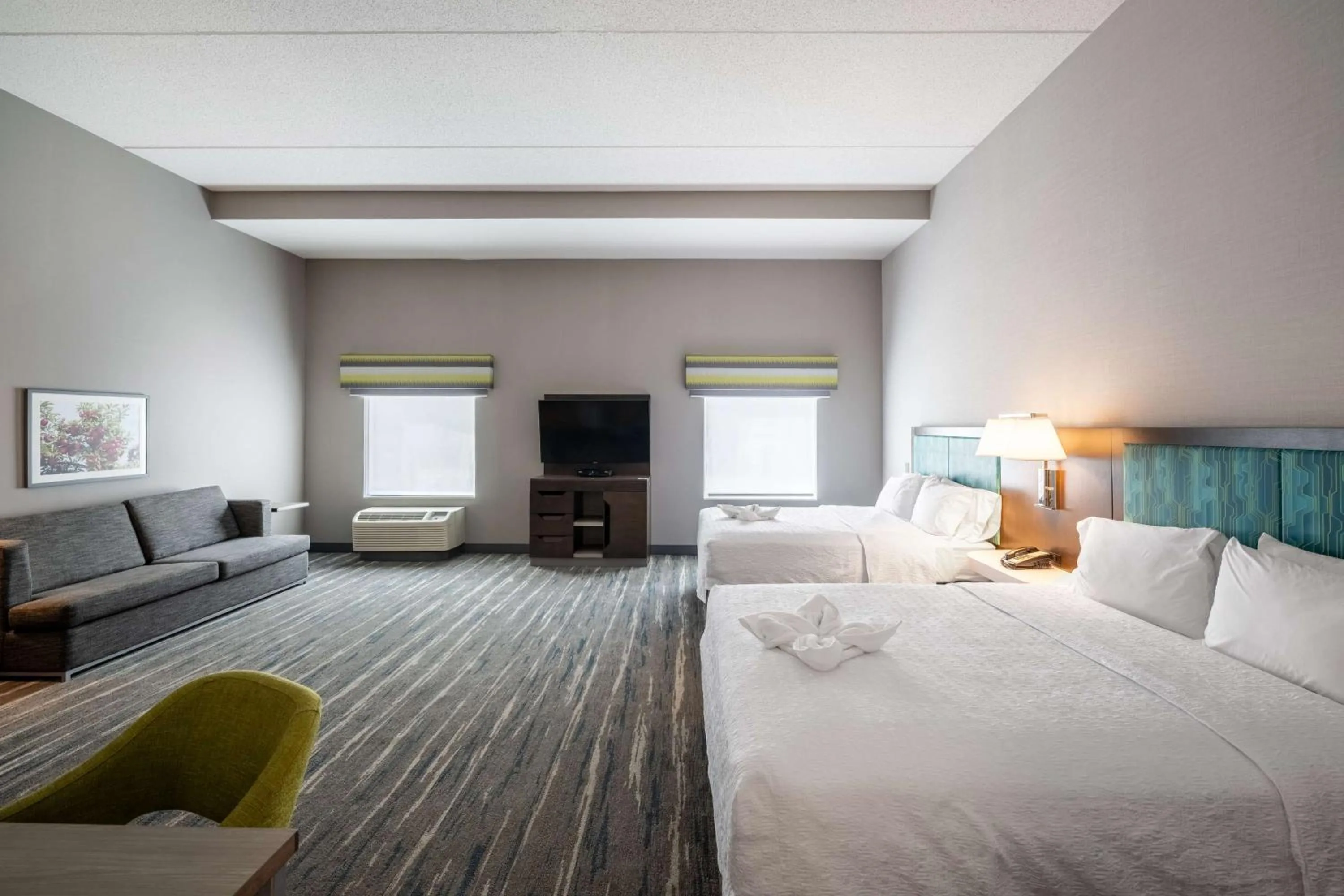 Living room, Bed in Hampton Inn & Suites Poughkeepsie